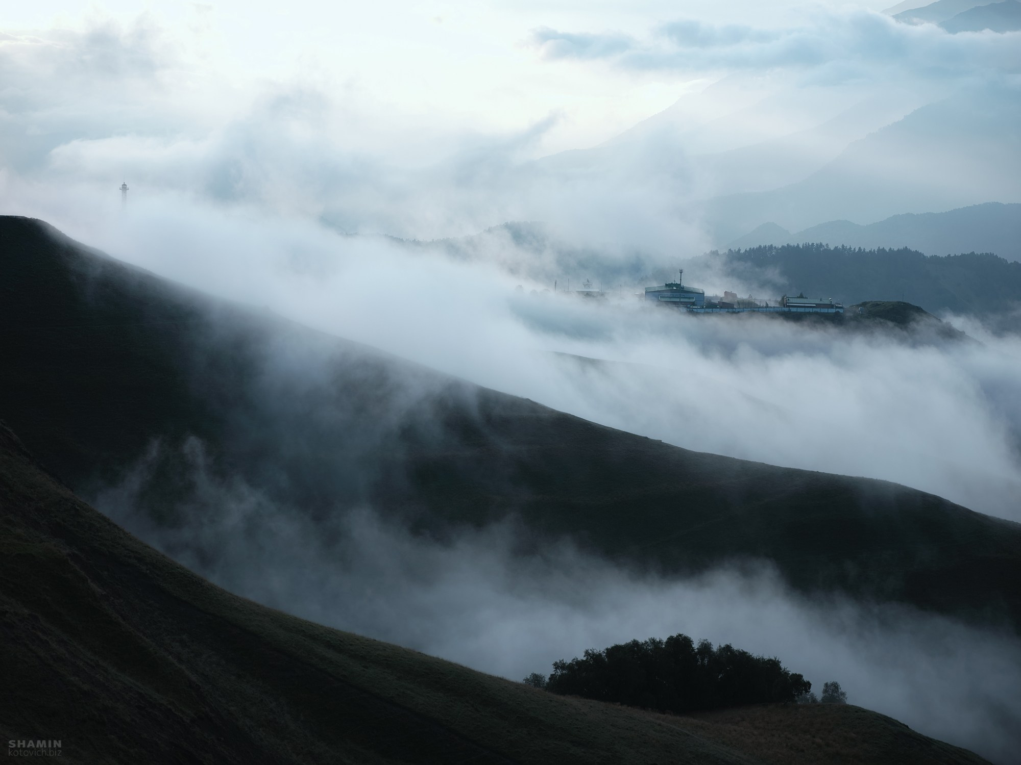 Пейзажи Ингушетии: горные хребты, башенные комплексы, долины и облака, снятые фотографом Константином Шаминым. Атмосферные кадры, передающие дух Кавказа, древнюю архитектуру и красоту природы Ингушетии. Фотограф Константин Шамин