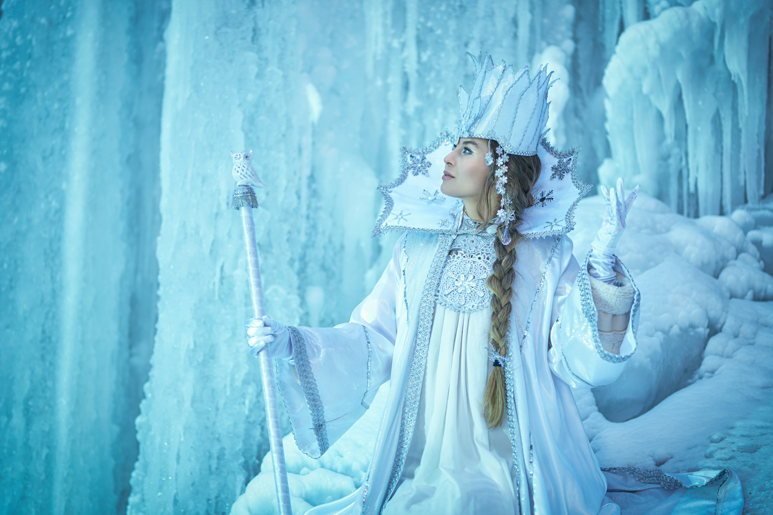 Снежная королева на фоне замерзшего водопада серебряный ключ