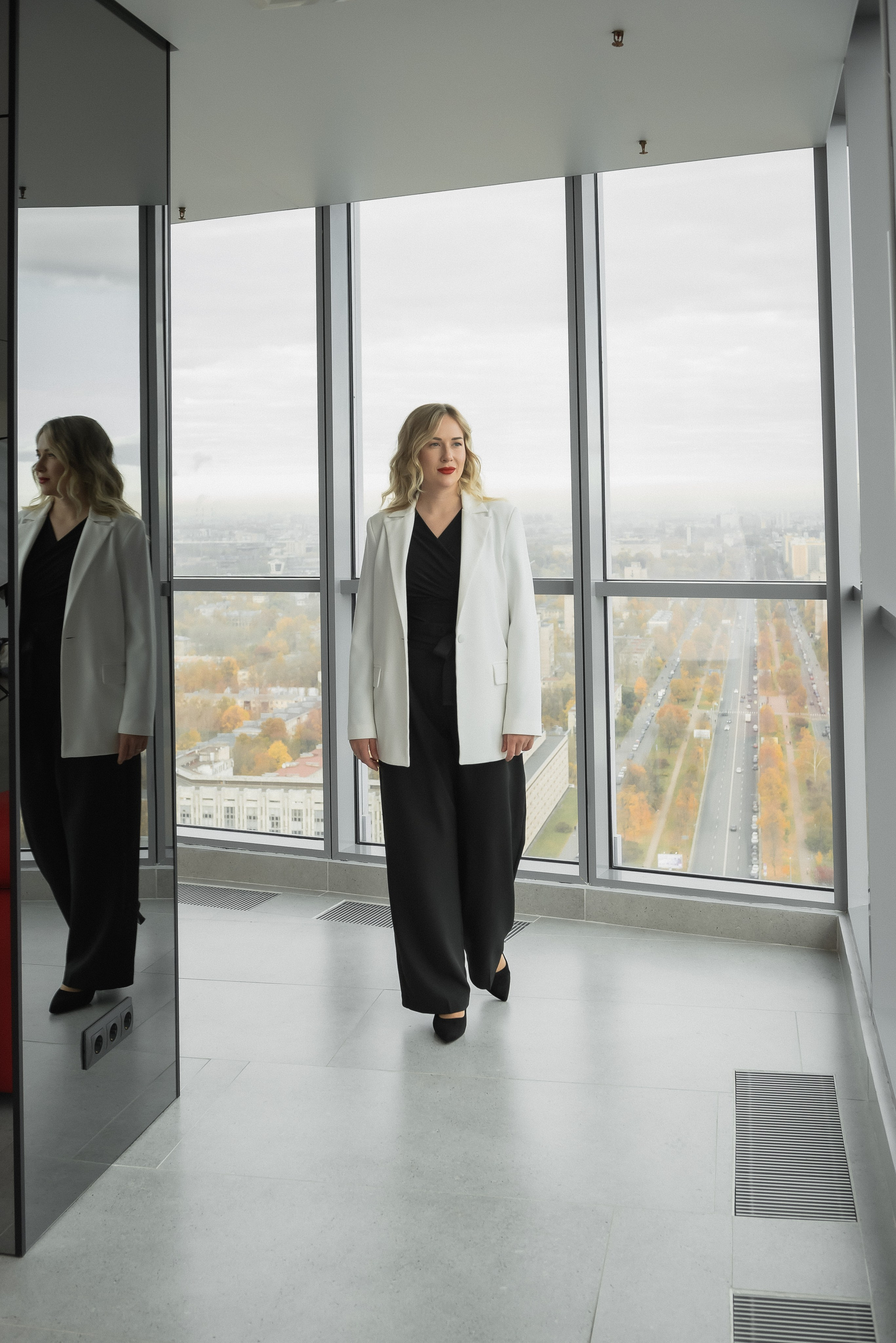 Портрет на красном фоне. КОНТЕНТ | БРЕНД фотограф Санкт-Петербург — Жанна Олтаржевская