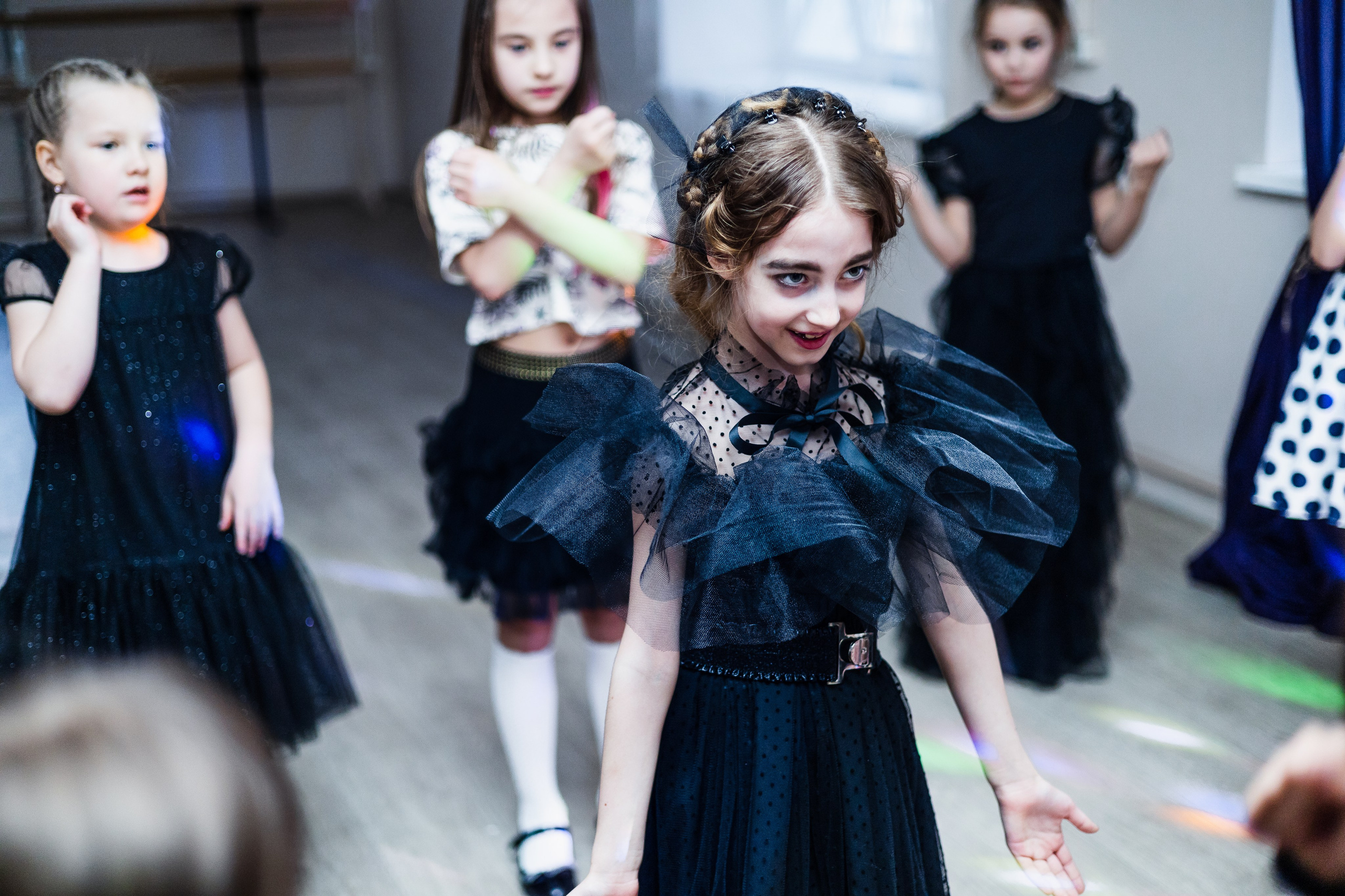 Фееричная вечеринка по мотивам легендарного сериала Wednesday. Школа для девочек во Владивостоке — Само Совершенство