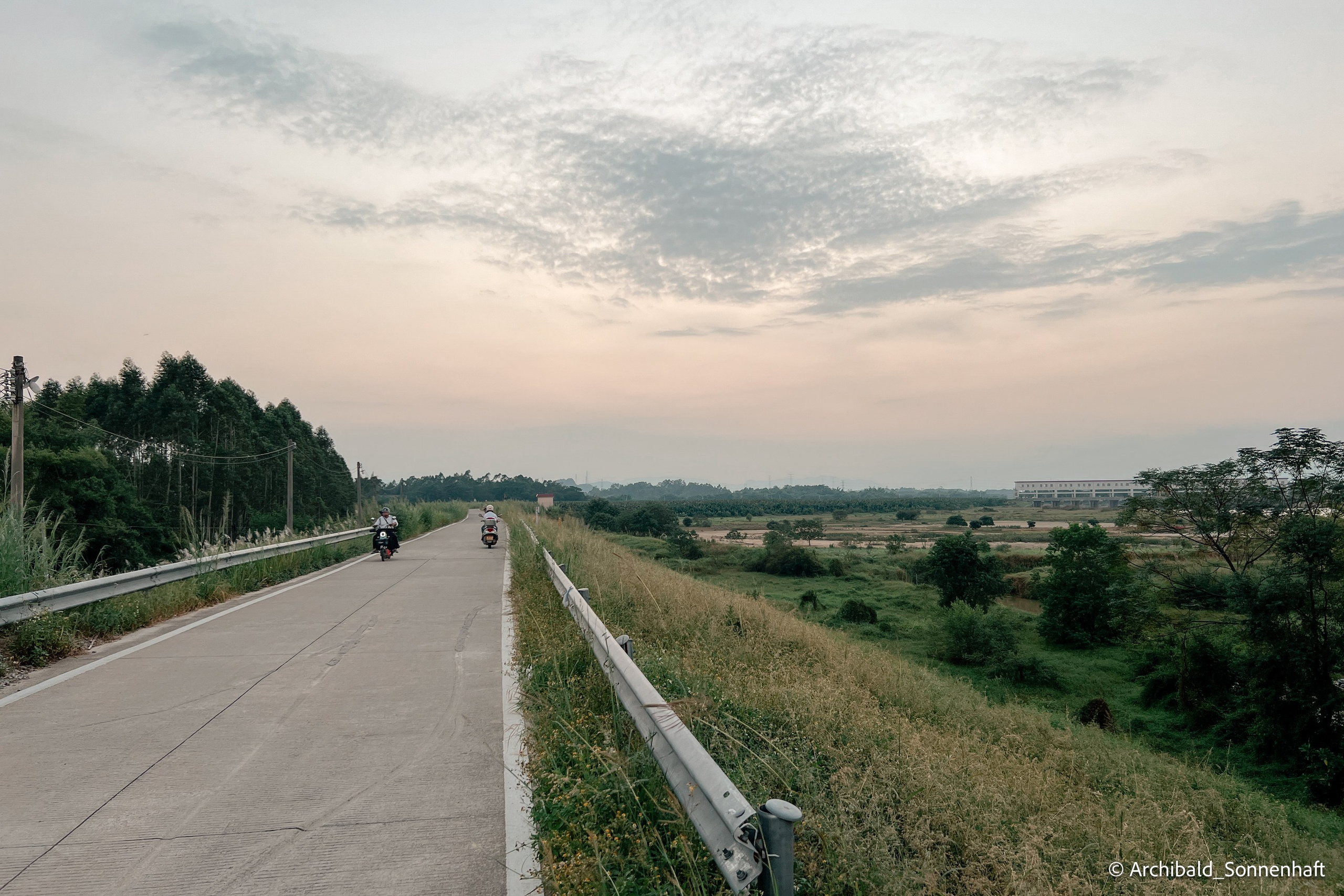 Weekend kayaking trip. Photographer in Guangzhou, China. Archibald Sonnenhaft
