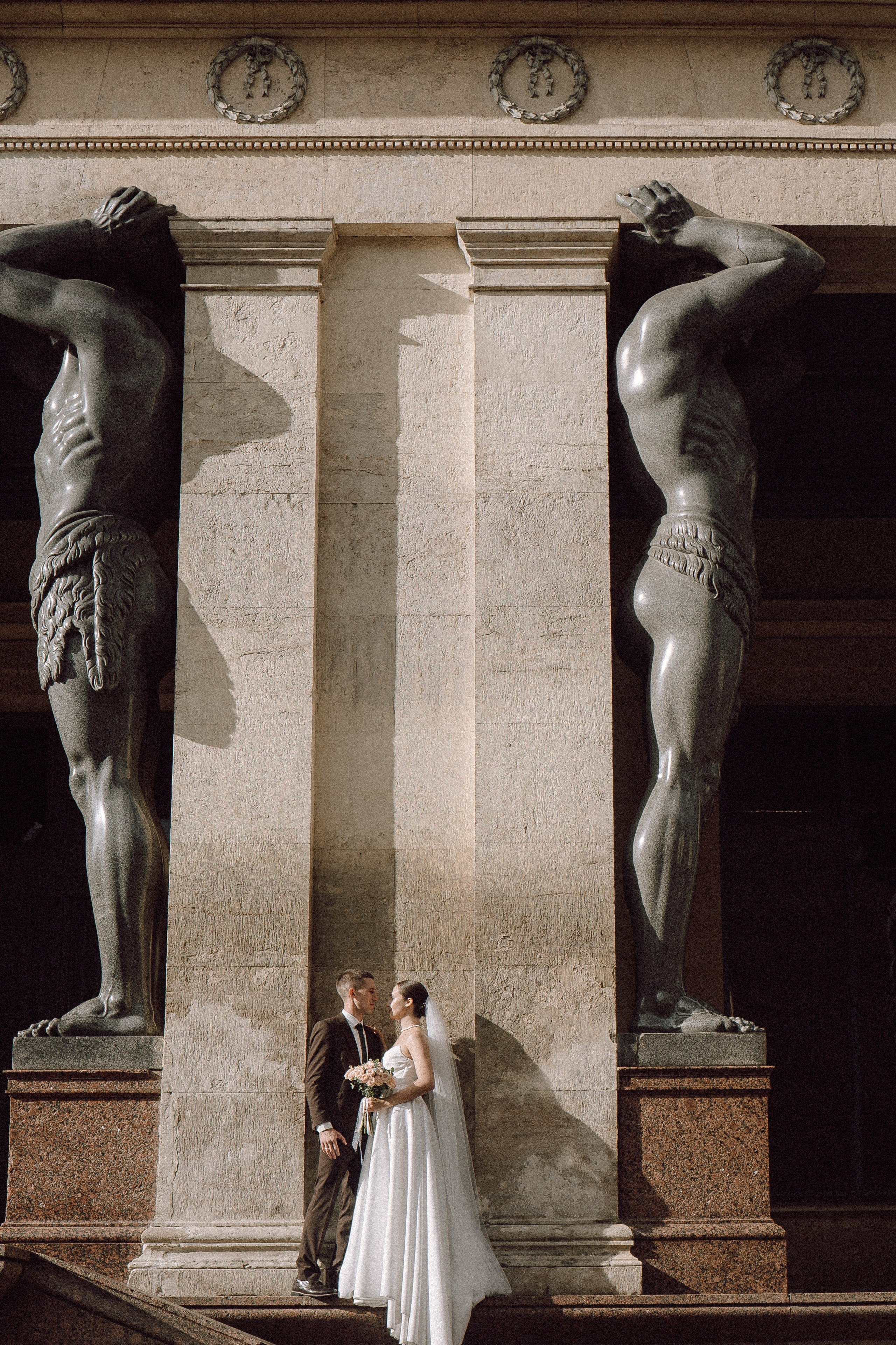 СВАДЕБНАЯ ПРОГУЛКА В САНТК-ПЕТЕРБУРГЕ (ИСАКИЕВСКИЙ СОБОР, ЗИМНЯЯ КАНАВКА, ЭРМИТАЖ И БОЛЬШАЯ МОРСКАЯ УЛИЦА). Профессиональный фотограф, Санкт-Петербург — Виктория Богомолова