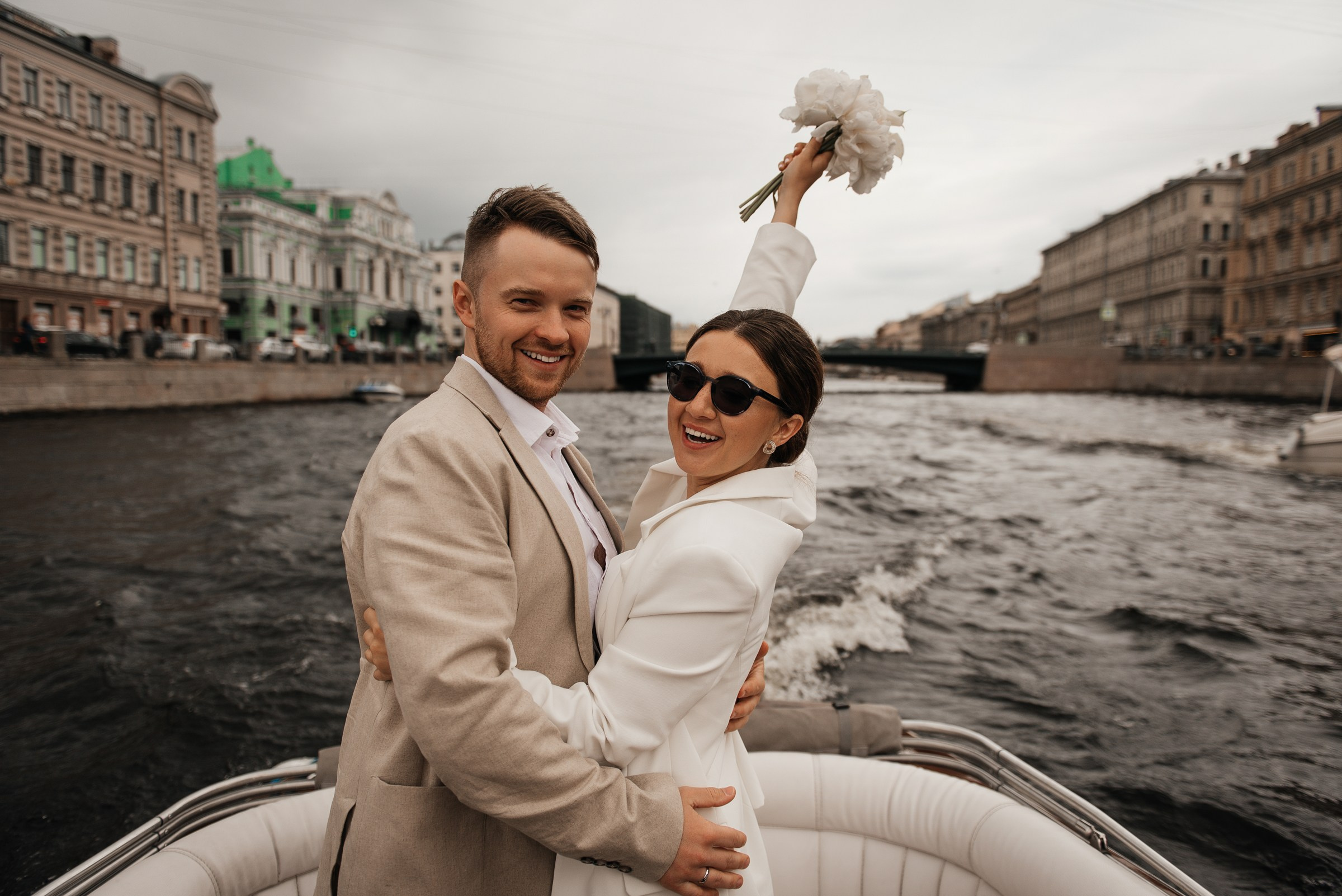 свадебная прогулка на катере по Неве