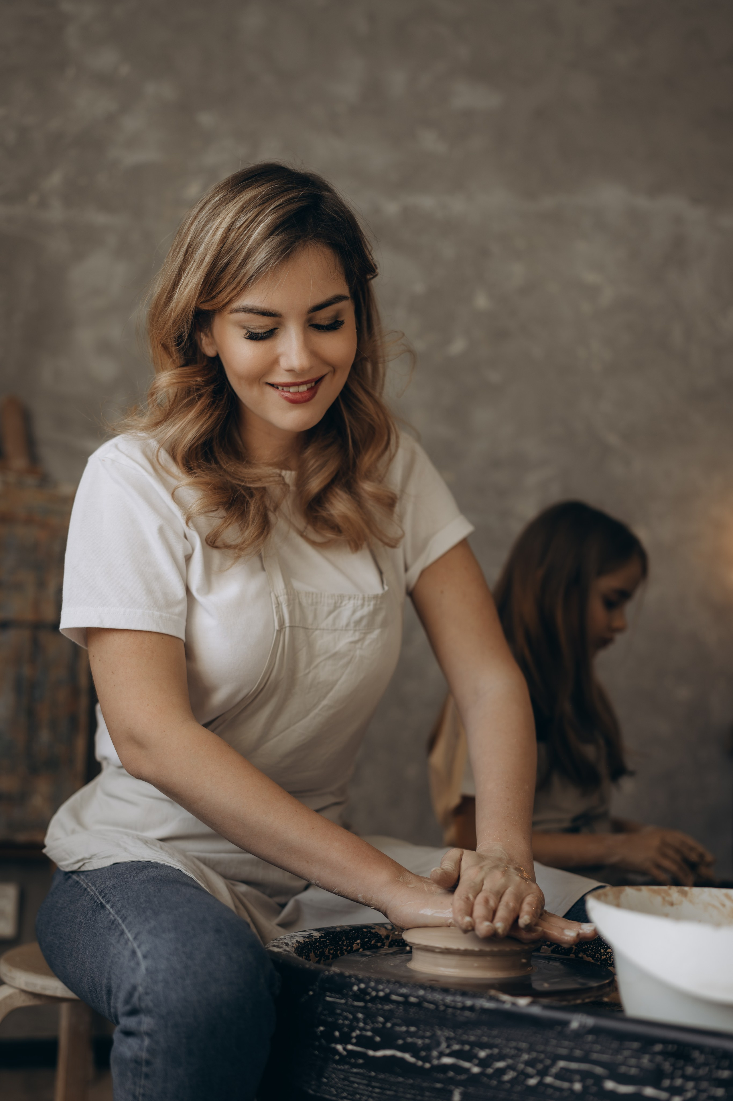 В гончарной мастерской. Семейный фотограф Москва. Фотограф беременности и материнства Москва