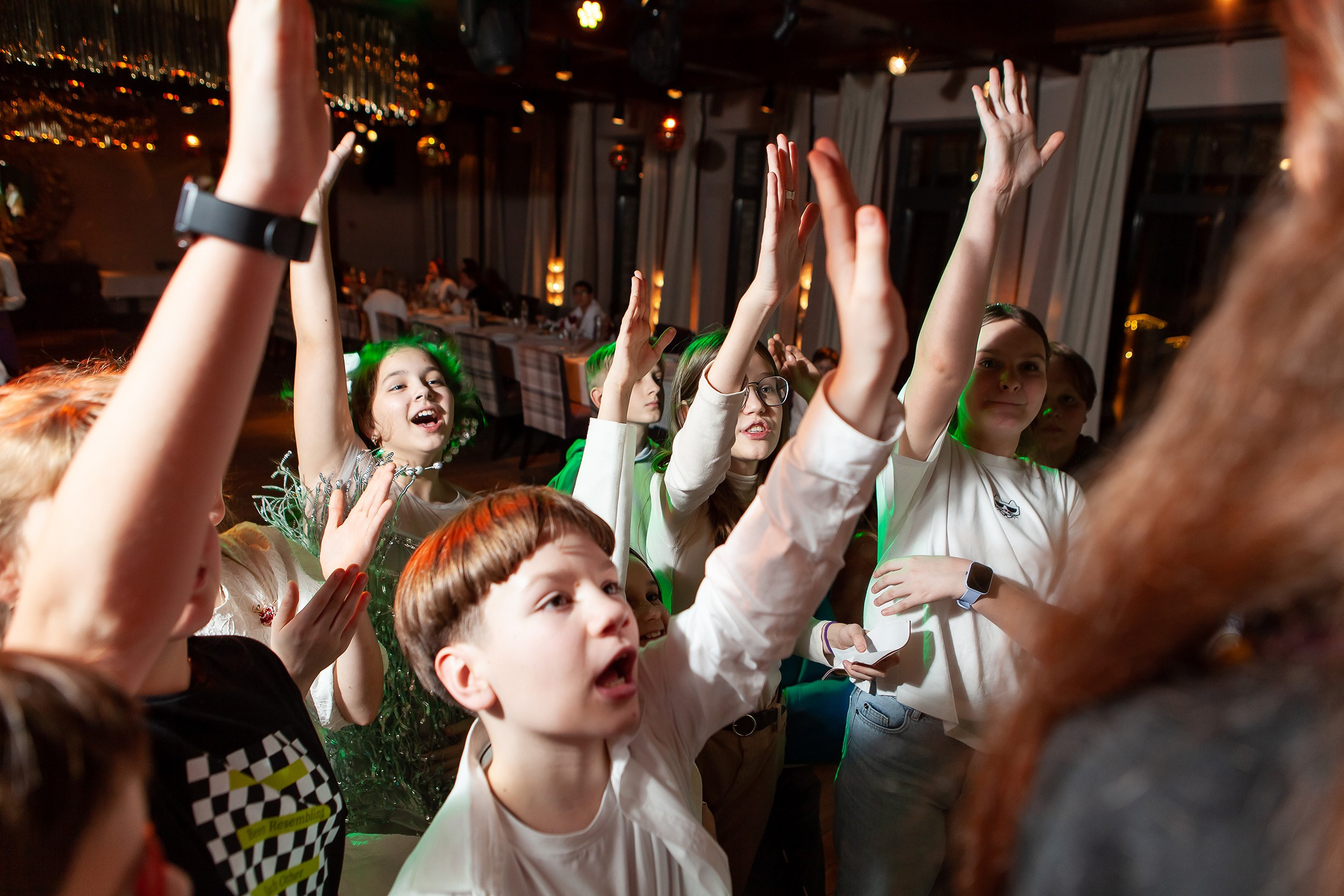 Дети тянут руки вверх