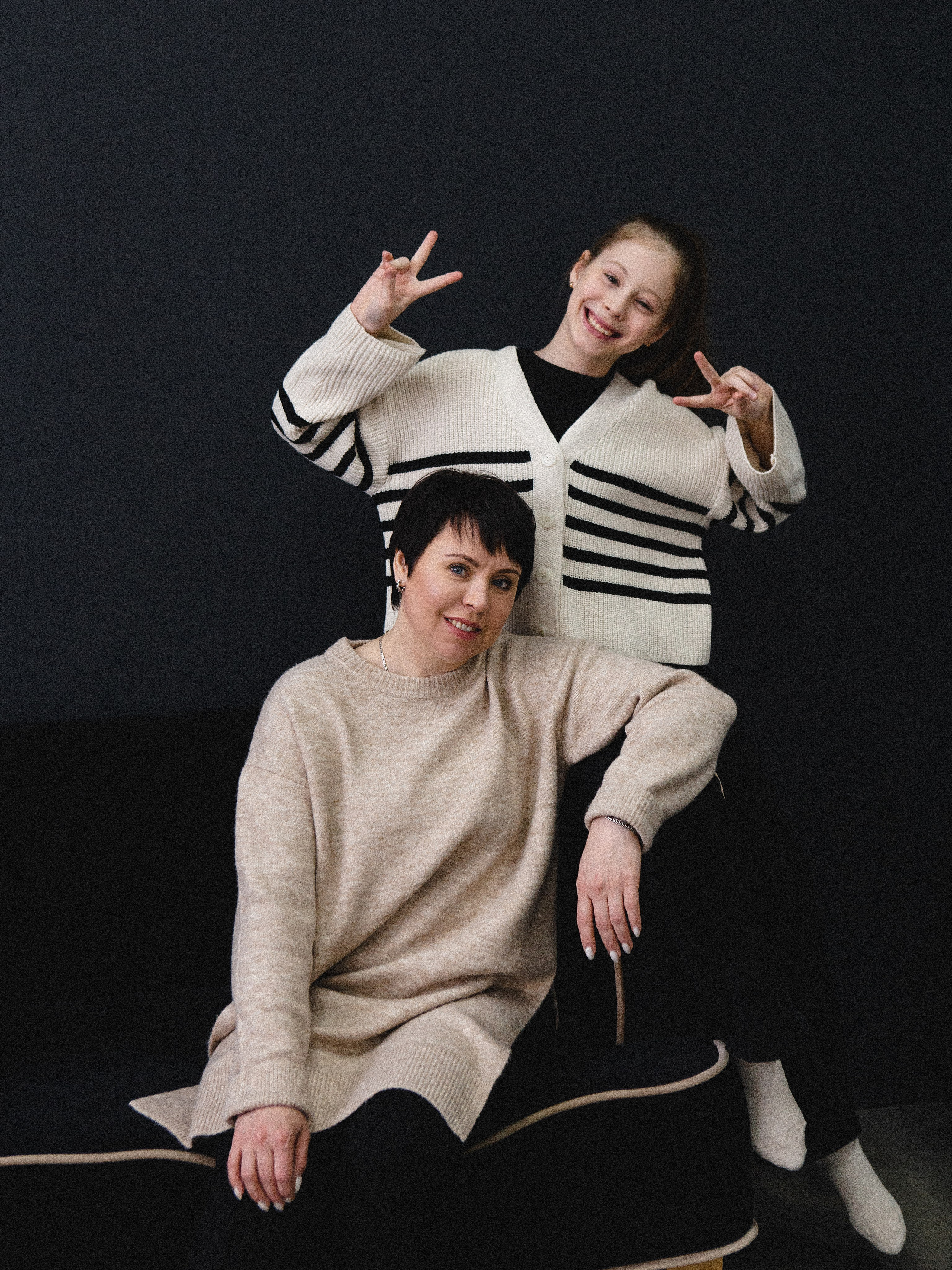 Фотосессия мамы с дочерями в минималистичной фотостудии Челябинска. Свадебный фотограф Челябинск Зиненко Виктория