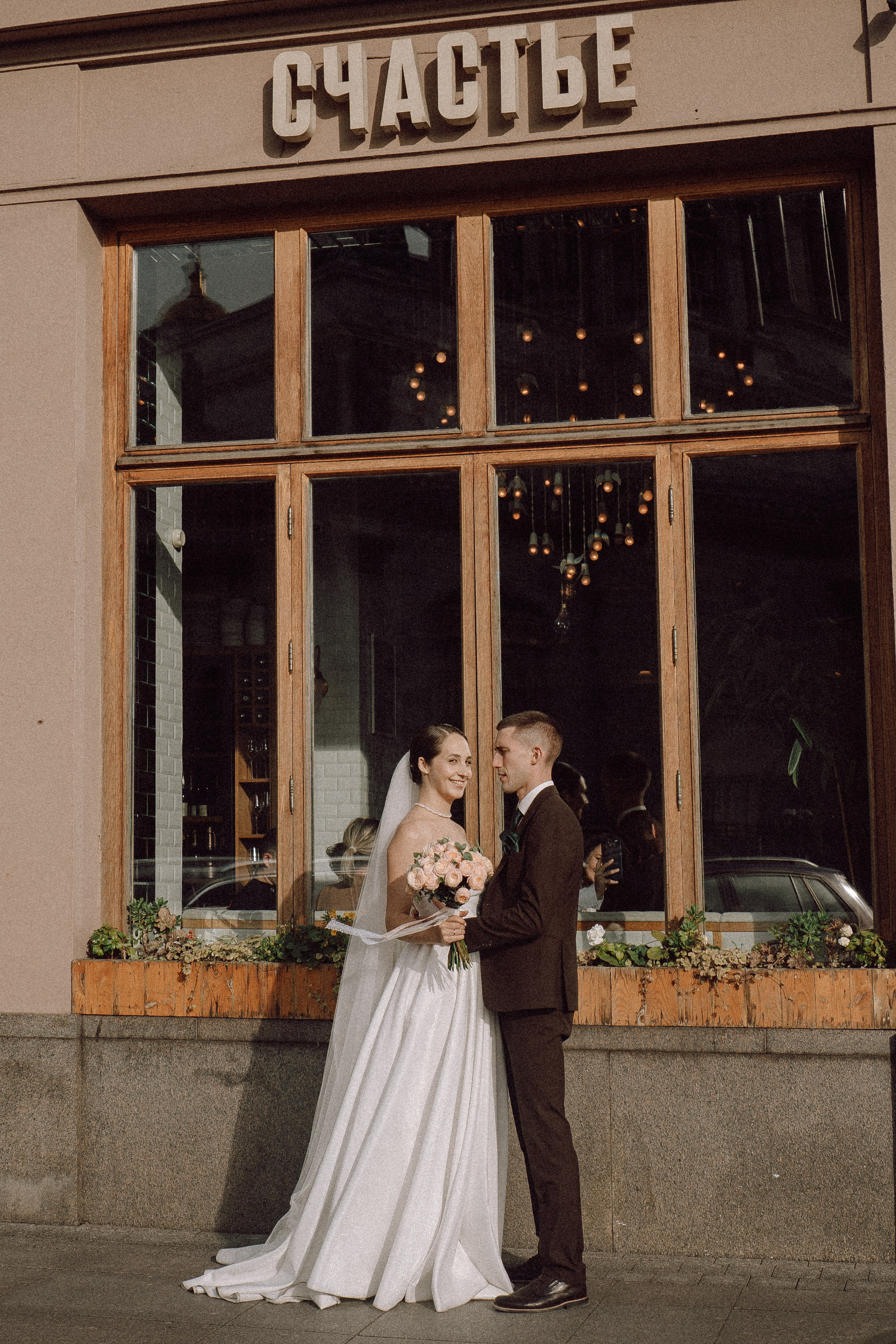 СВАДЕБНАЯ ПРОГУЛКА В САНТК-ПЕТЕРБУРГЕ (ИСАКИЕВСКИЙ СОБОР, ЗИМНЯЯ КАНАВКА, ЭРМИТАЖ И БОЛЬШАЯ МОРСКАЯ УЛИЦА). Профессиональный фотограф, Санкт-Петербург — Виктория Богомолова