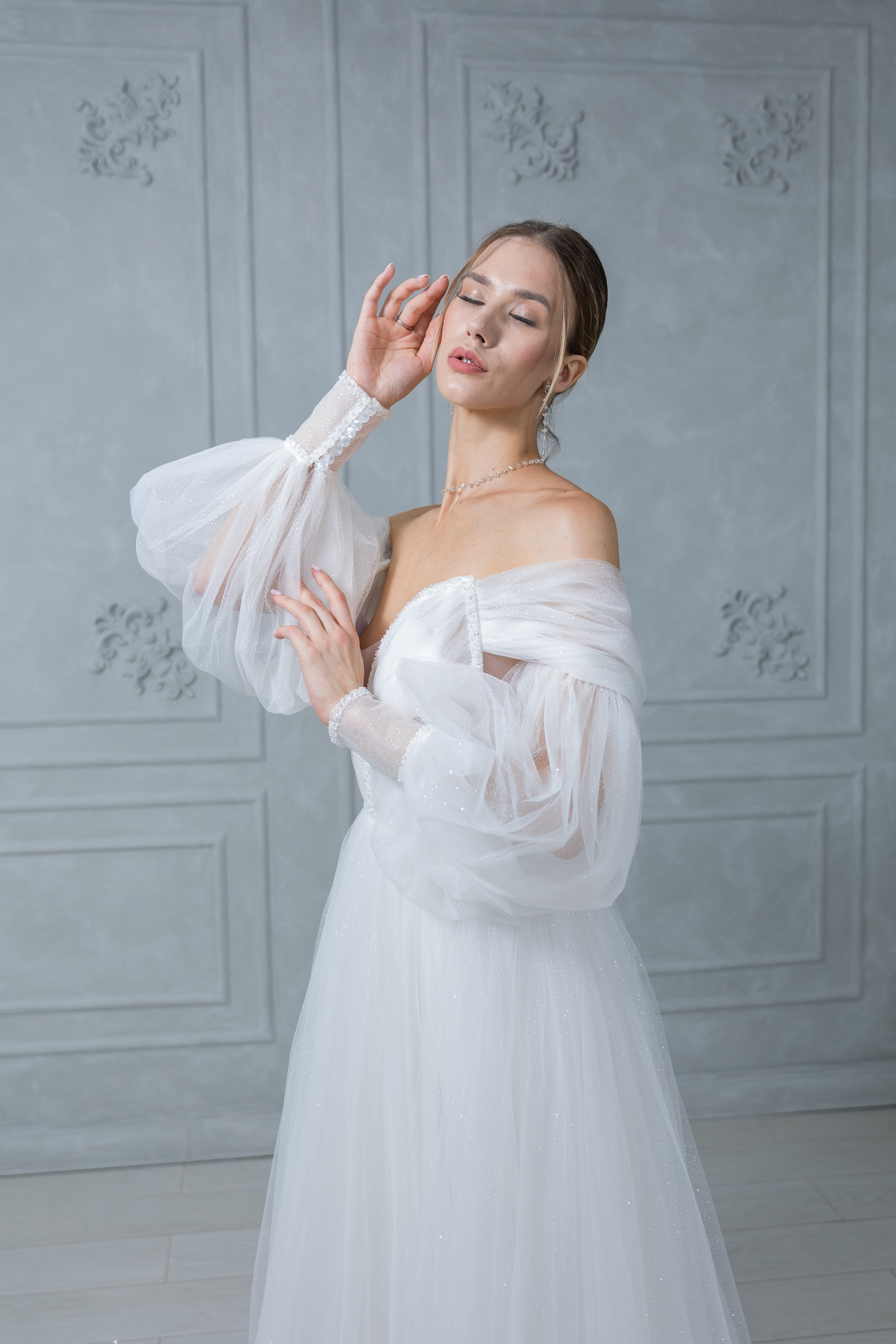 свадебный салон, позы, портрет девушки, свадебные платья, фотосессия, девушка, фотограф, владивосток
