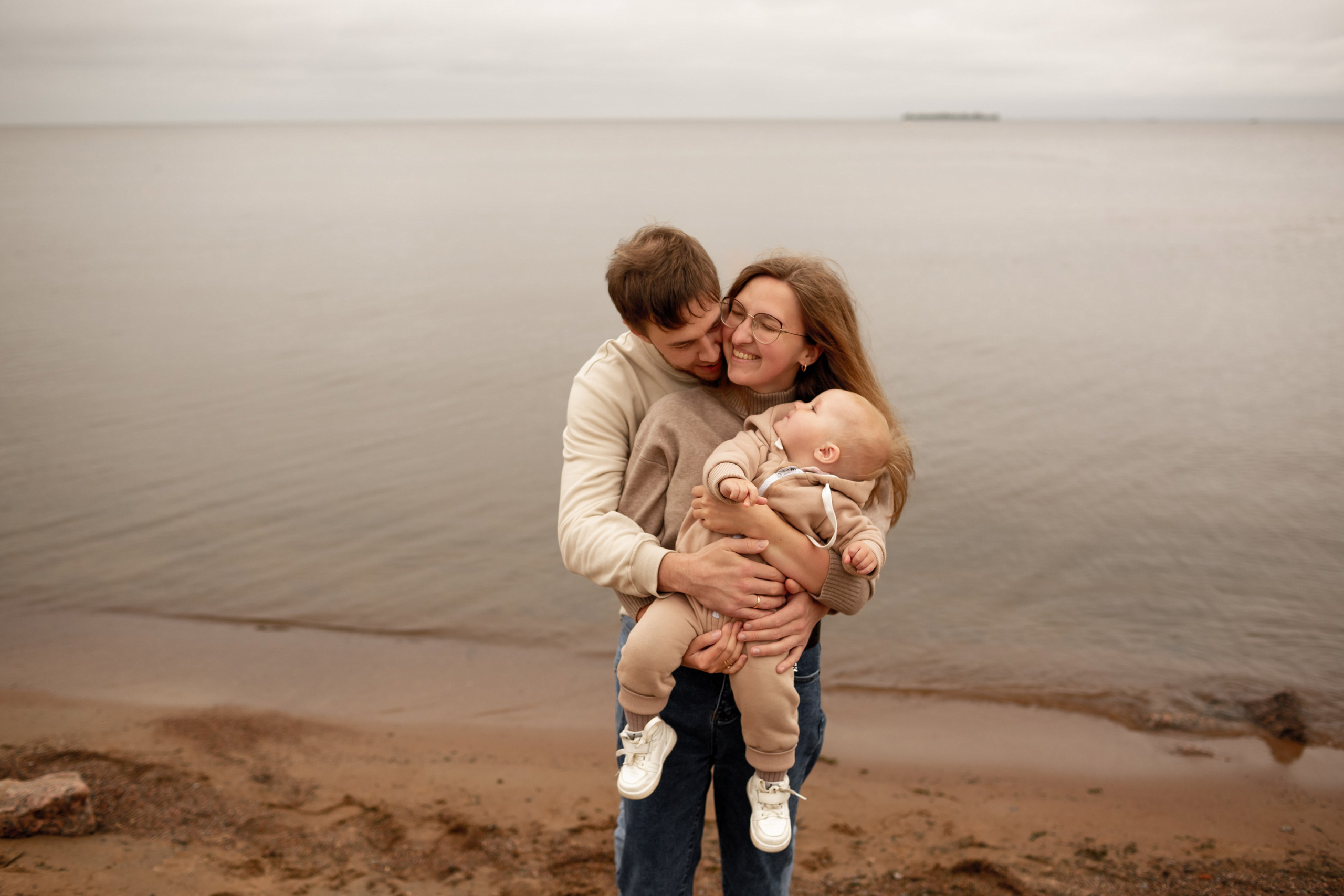 Семейная фотопрогулка на пляже. Свадебный фотограф Кирилл Белый