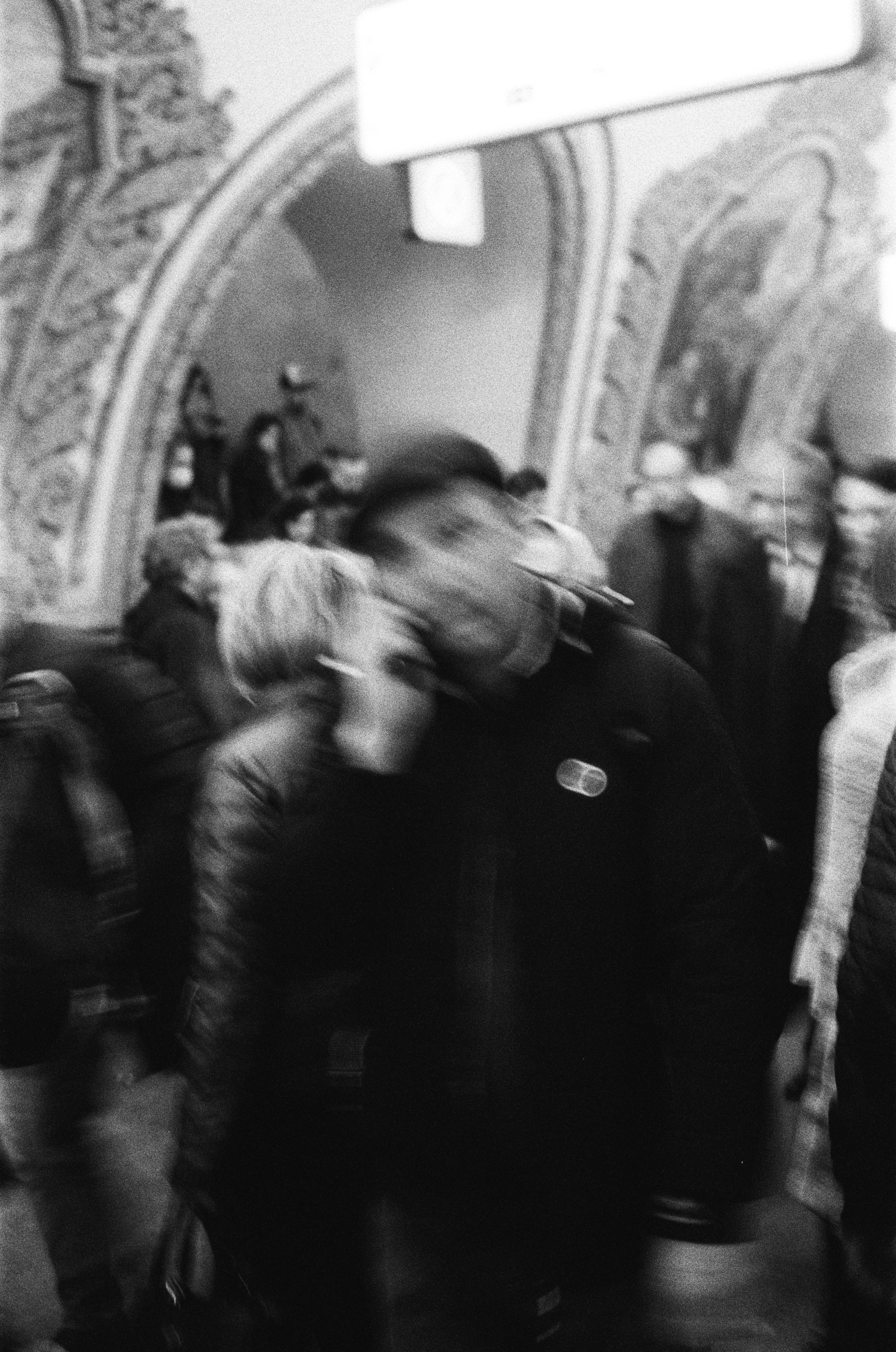 Фотосерия «Час пик»: динамика городской суеты в моменты транспортного и человеческого потока, игра света, тени и контраста в хронике городского движения. Фотограф: Ожерельев Лев