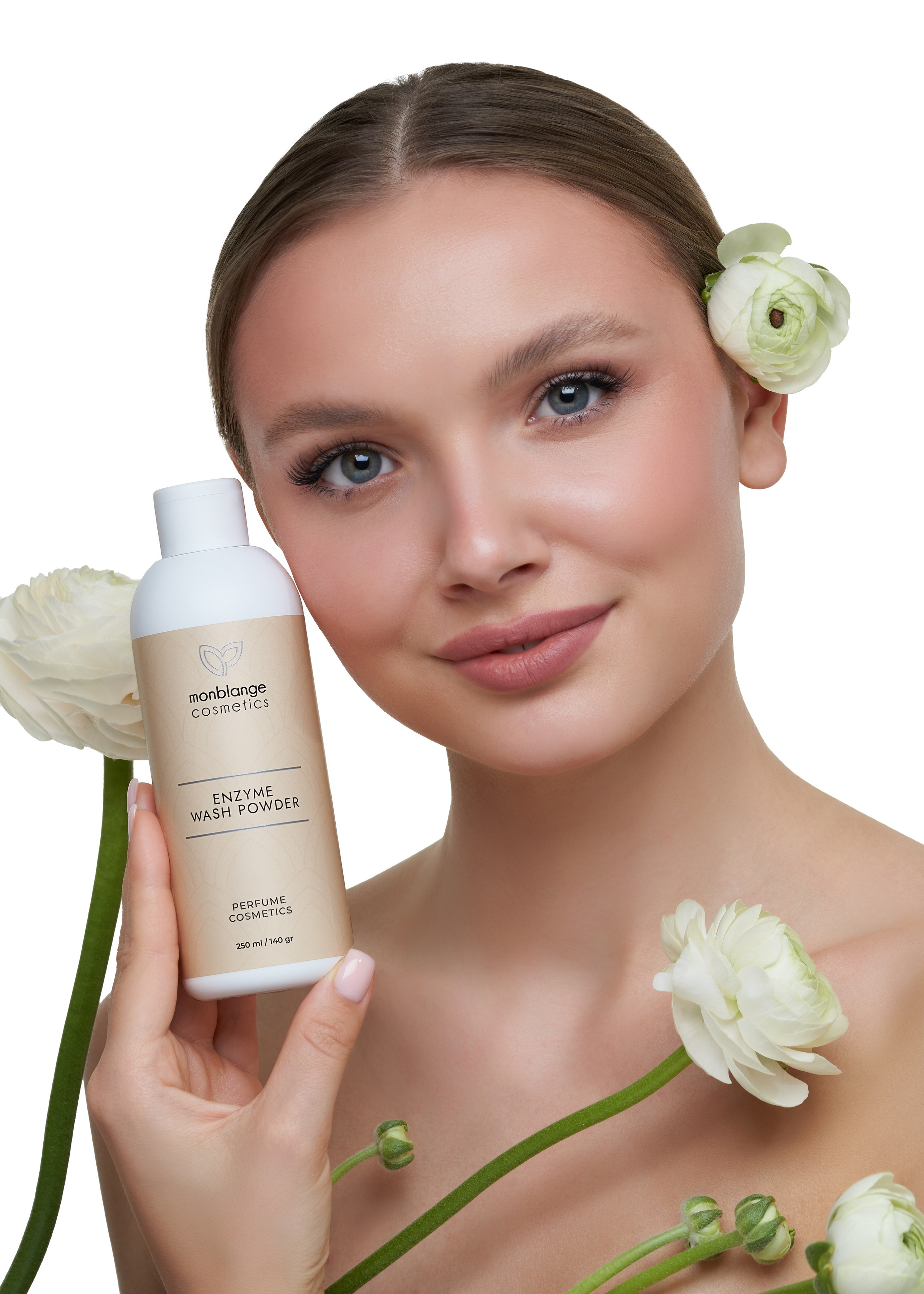Украшенная цветами девушка модель улыбается и держит у лица энзимную пудру