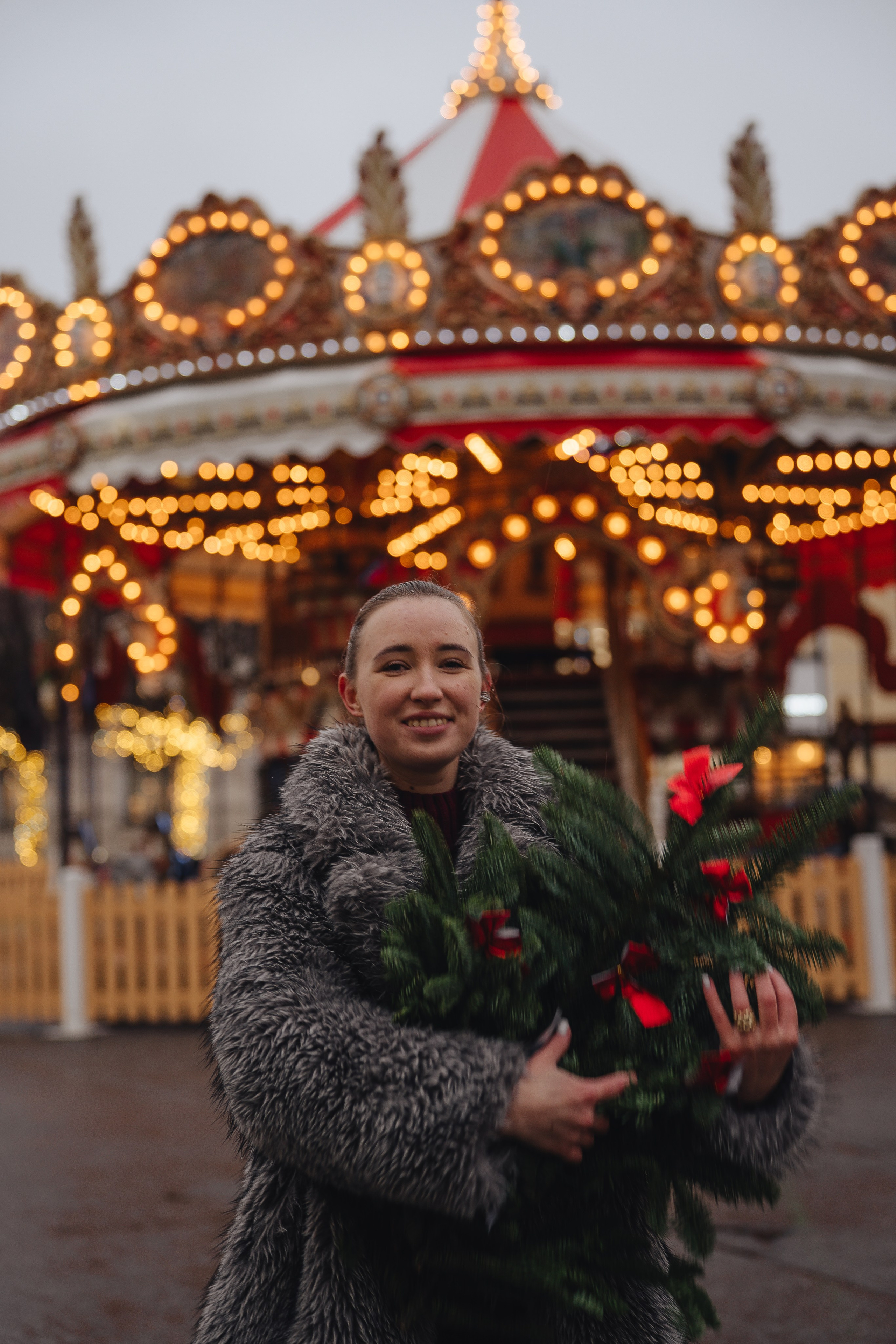 ПРОГУЛКА НА МАНЕЖНОЙ ПЛОЩАДИ ДЛЯ ДЕВУШКИ ПЕРЕД НОВЫМ ГОДОМ (НОВОГОДНЯЯ ФОТОСЕССИИЯ НА МАНЕЖНОЙ ПЛОЩАДИ). Профессиональный фотограф, Санкт-Петербург — Виктория Богомолова