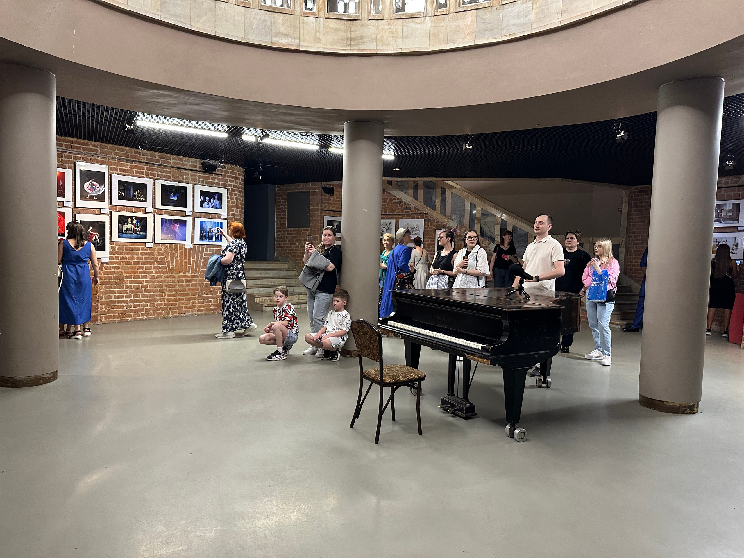 МОЛОДОЙ ТЕАТР. Reportage, architectural, fine art photographer Lena Melnikova in Moscow