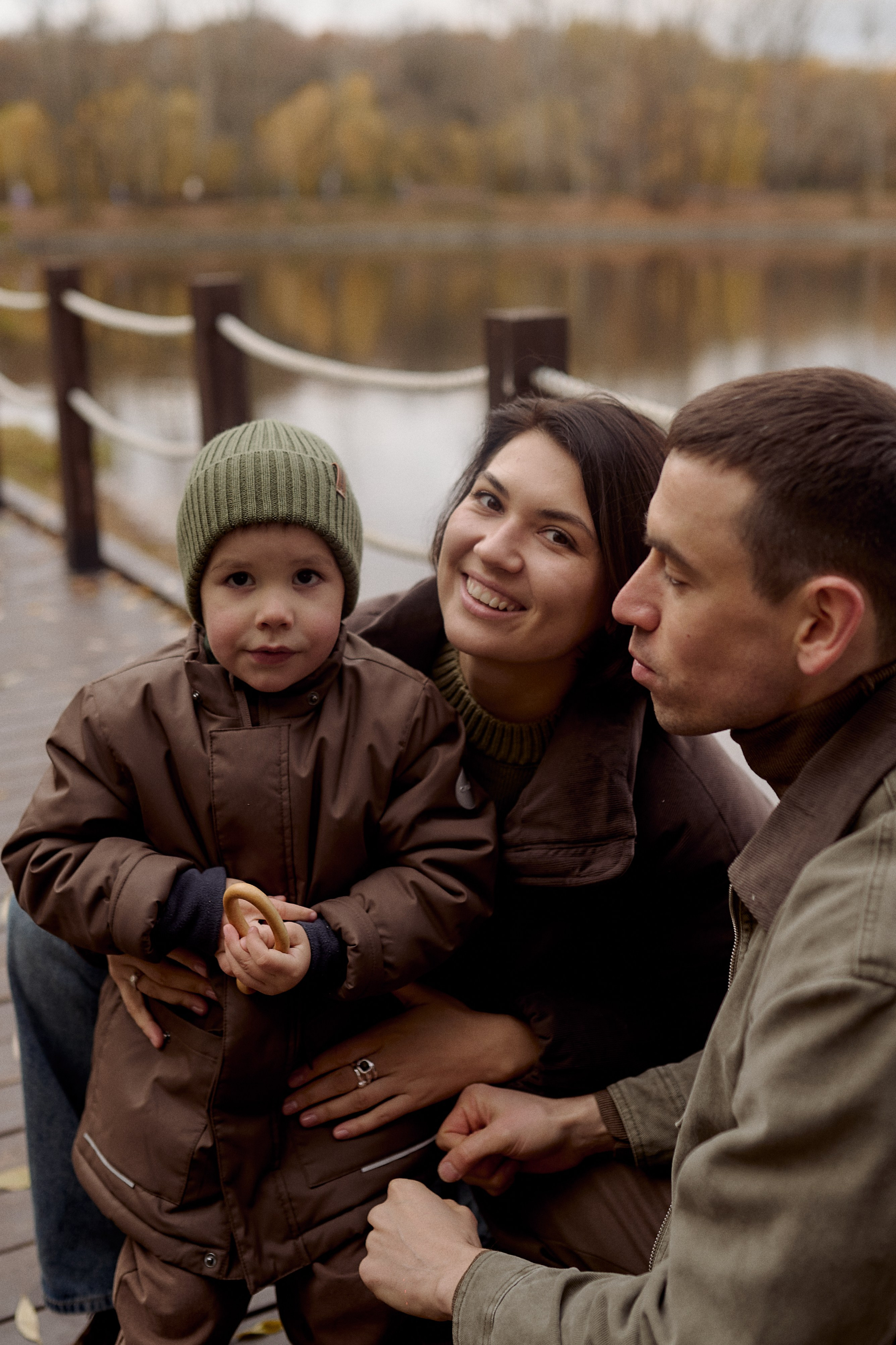 Вова, Юля и Максим в осеннем парке. Семейный и свадебный lifestyle-фотограф в Москве Мария Петрова