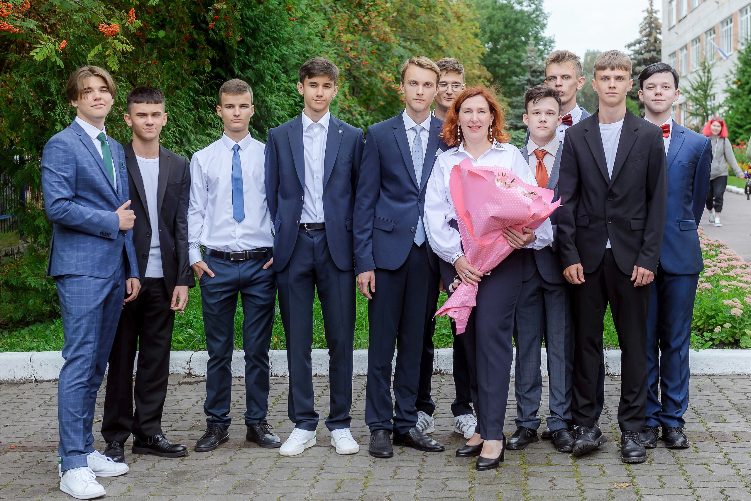 Линейка 11-е классы 2023. Фотограф Галина Лисанова, г. Брянск