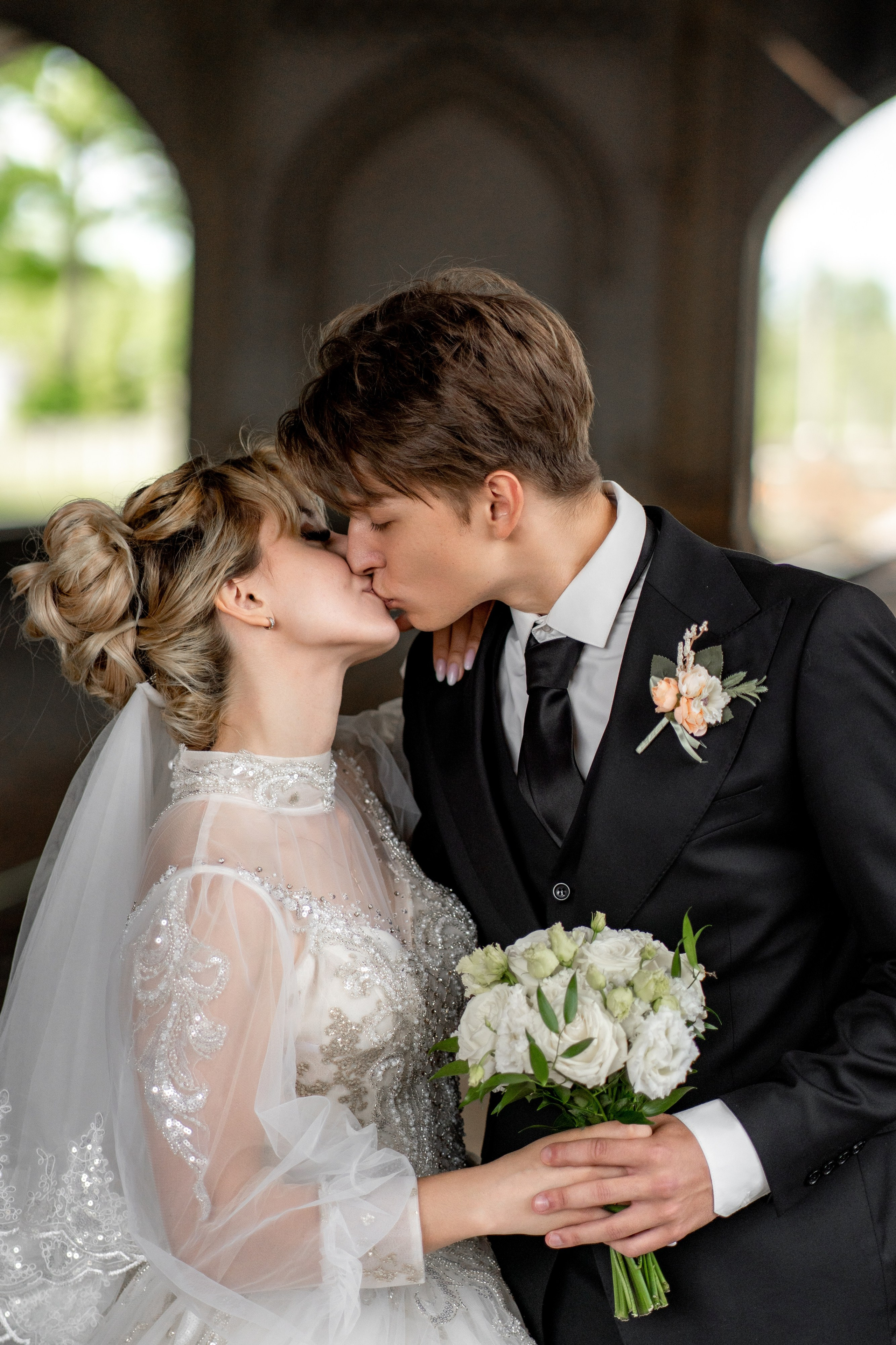 Свадебная фотосессия в ЗАГСе Петергофа. Свадебный фотограф Александр Невский в Санкт-Петербурге