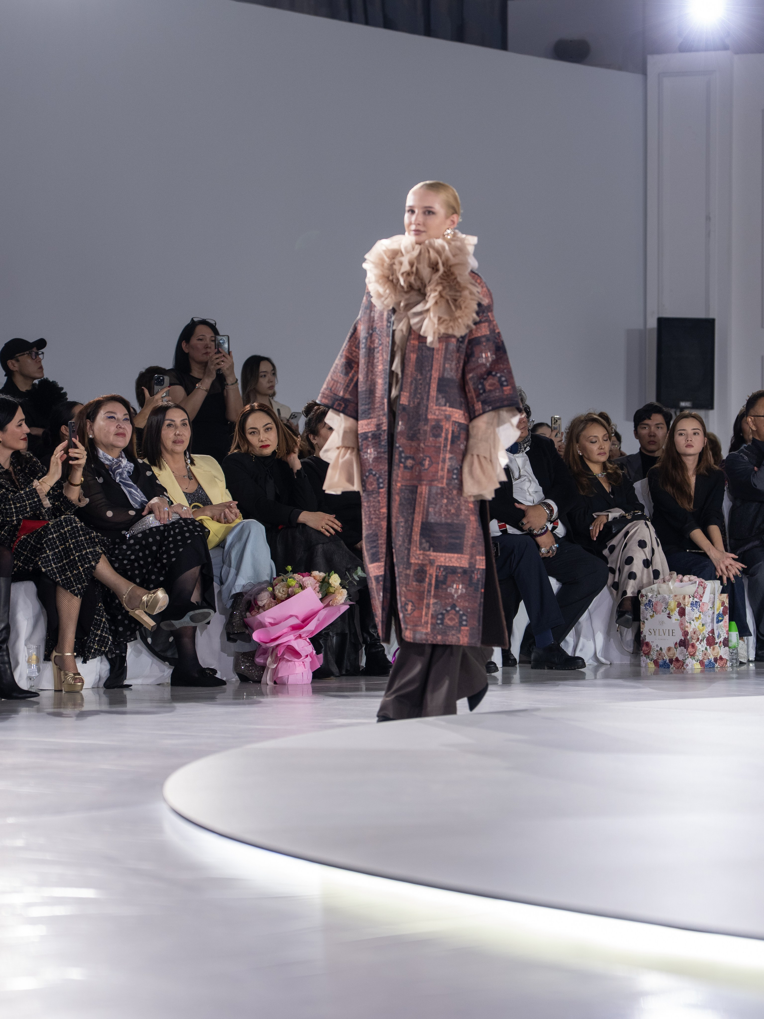 Дизайнер Aida Kaumenova. Сайт Алматинского НЮ АРТ, будуар и фэшн фотографа Дениса Карпенко