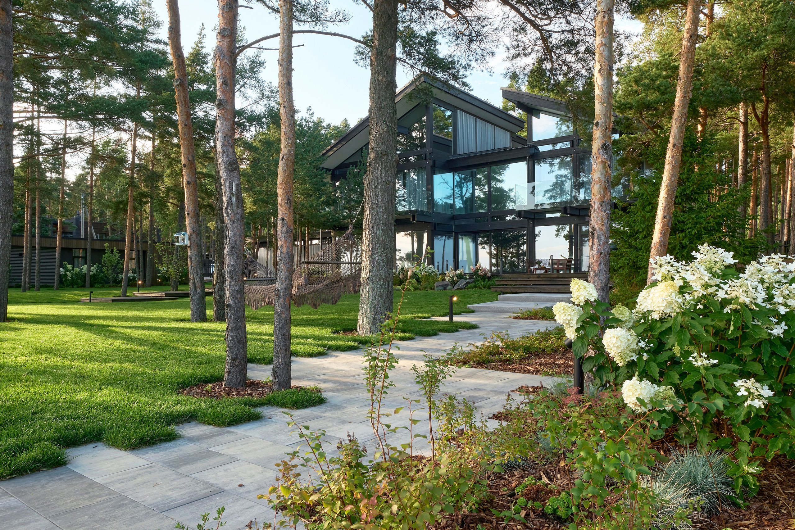 Ландшафтный и интерьерный фотограф Наталья Соловьева. Фотосъемка сада в КП Золотые пески для ландшафтной компании Хвоя | interioto