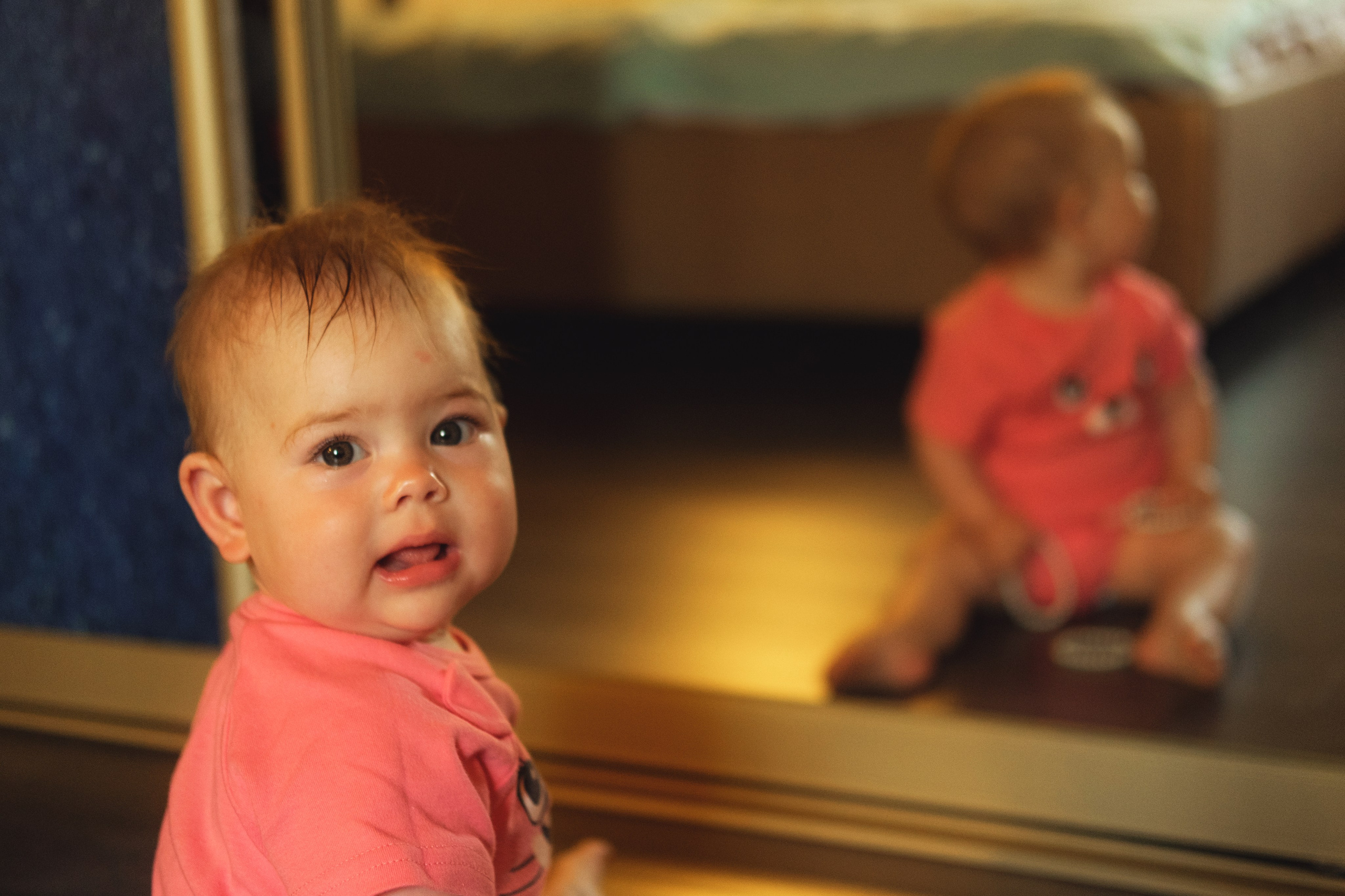 Портер малышки на полу у зеркала Тюмень