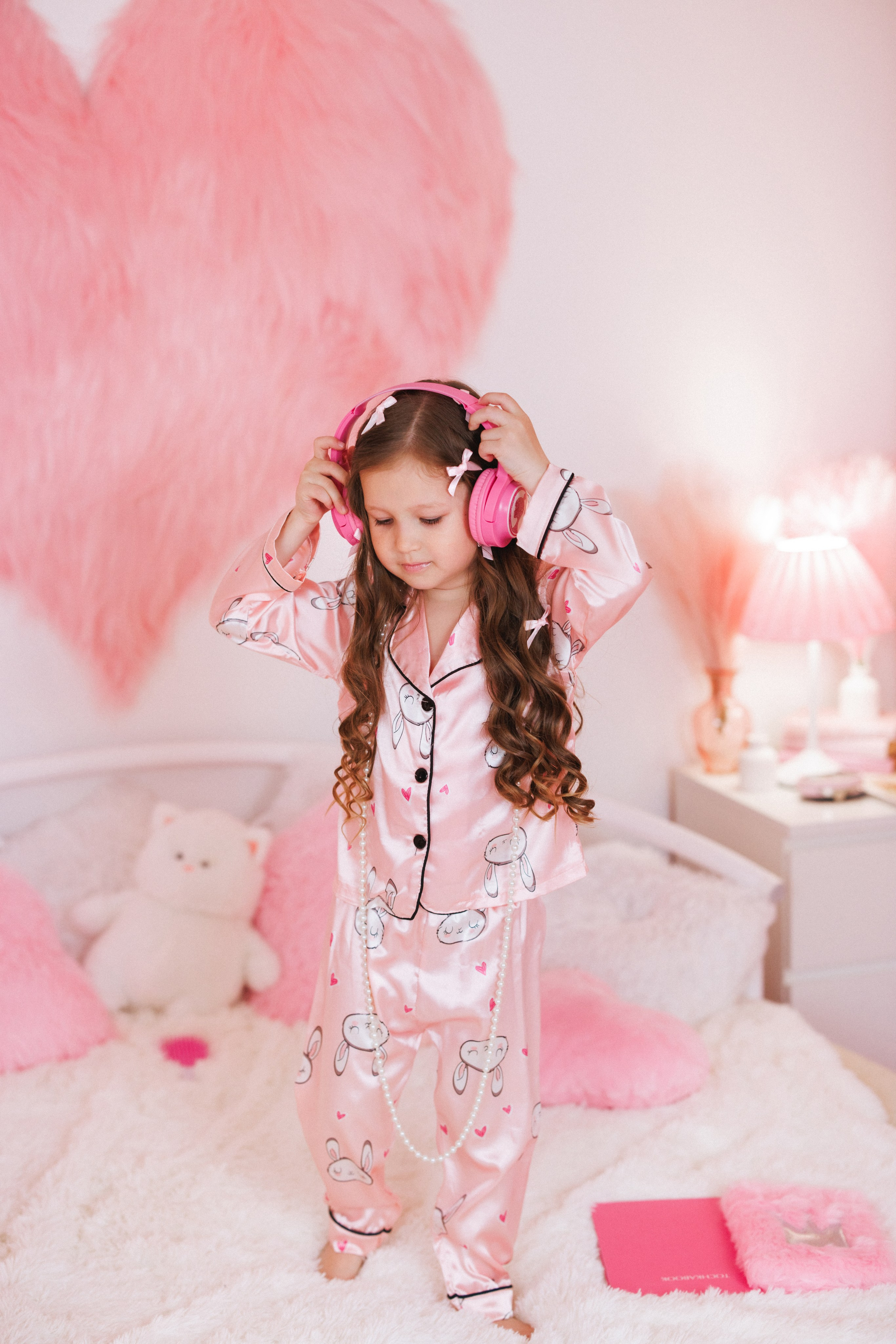 Фотосессия для девочек в интерьере розовой комнаты. Семейный и детский фотограф в Краснодаре Анна Трашкова