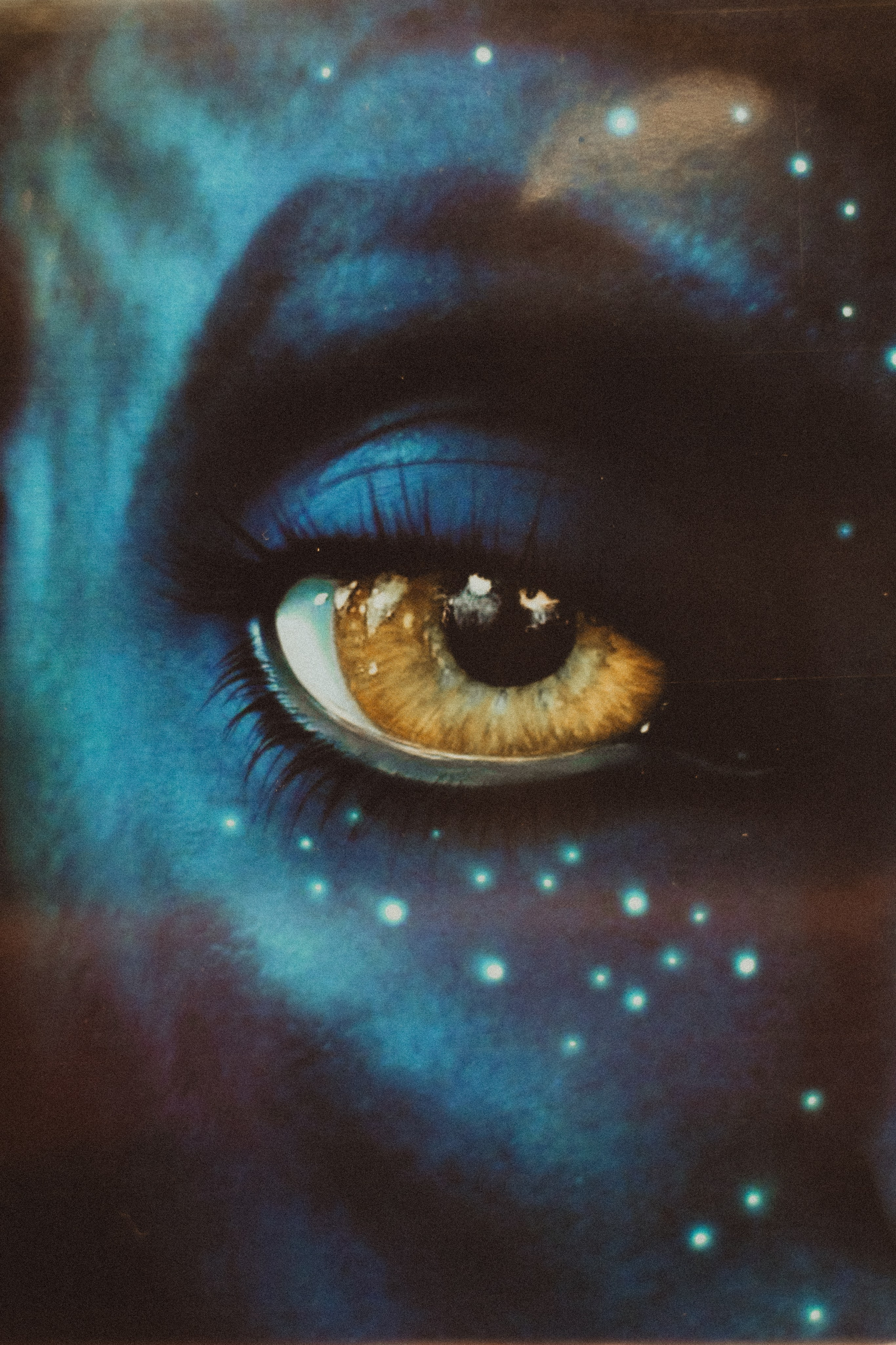 Парная ретро фотосессия в магазине с виниловыми пластинками