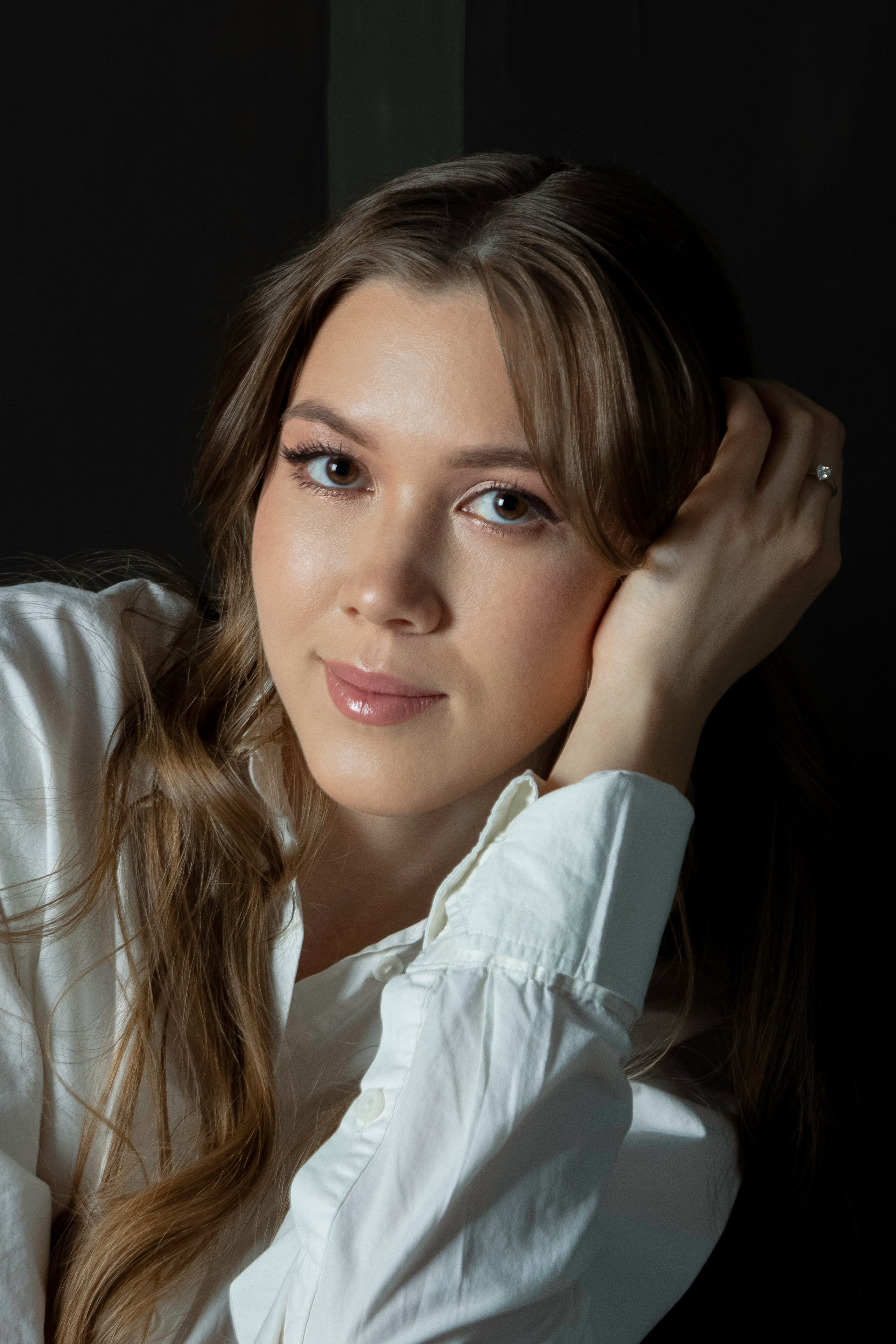 Девушка фотографируется в фотостудии