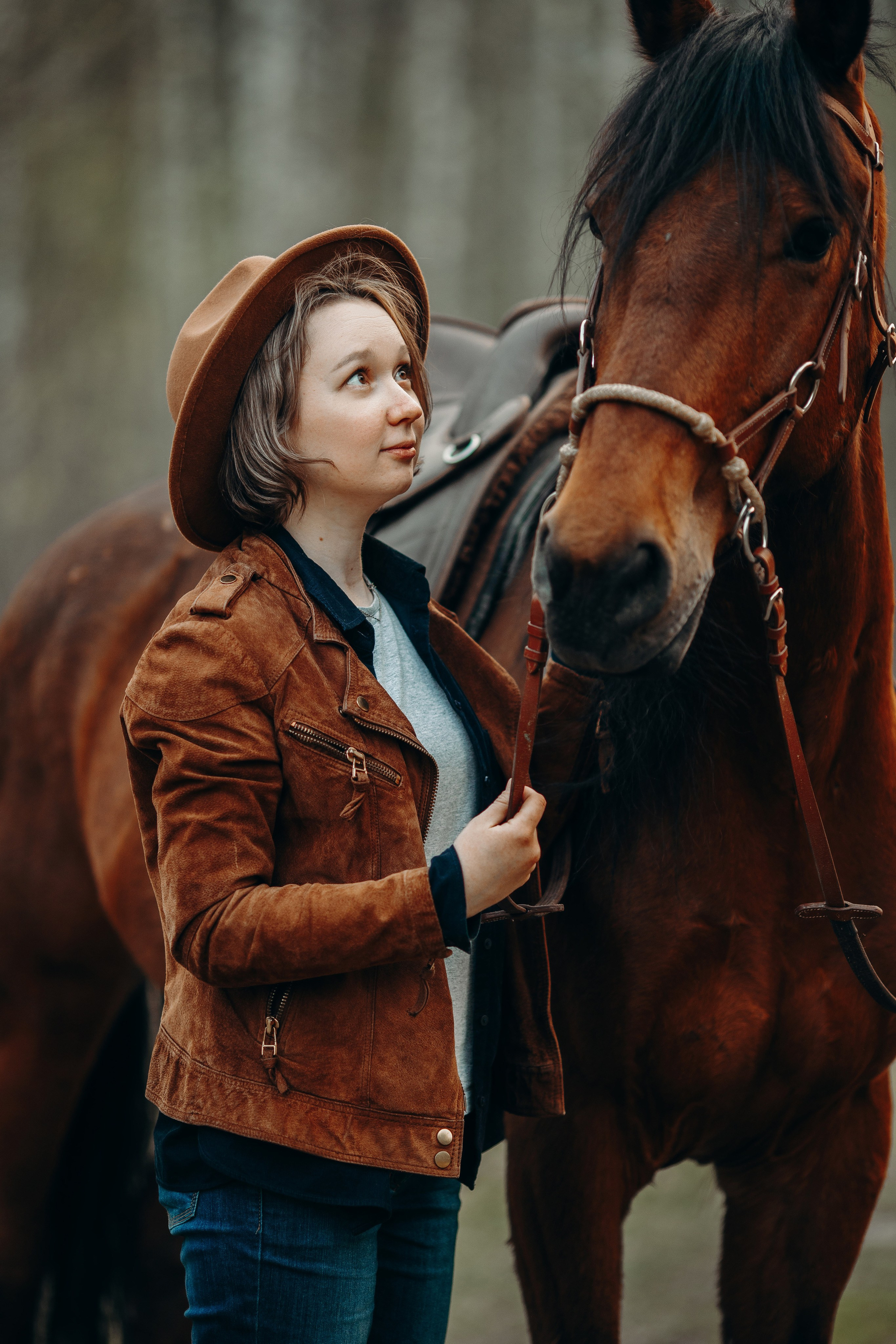 Курточка коричневая 44-46, шляпа. 