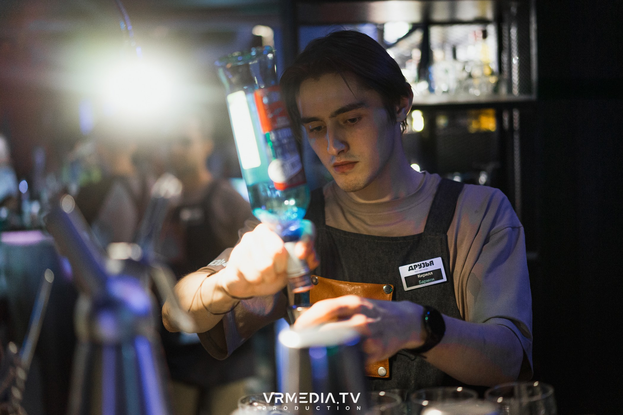 Бумажный дом в баре «Друзья»