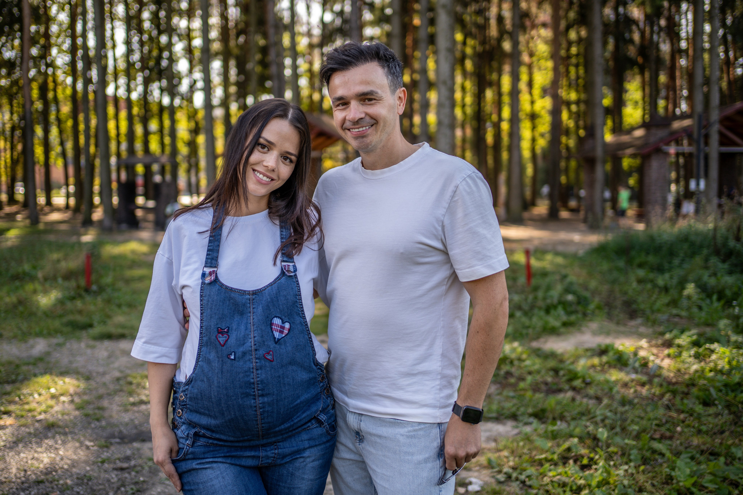 Муж и и беременная жена стоят вместе