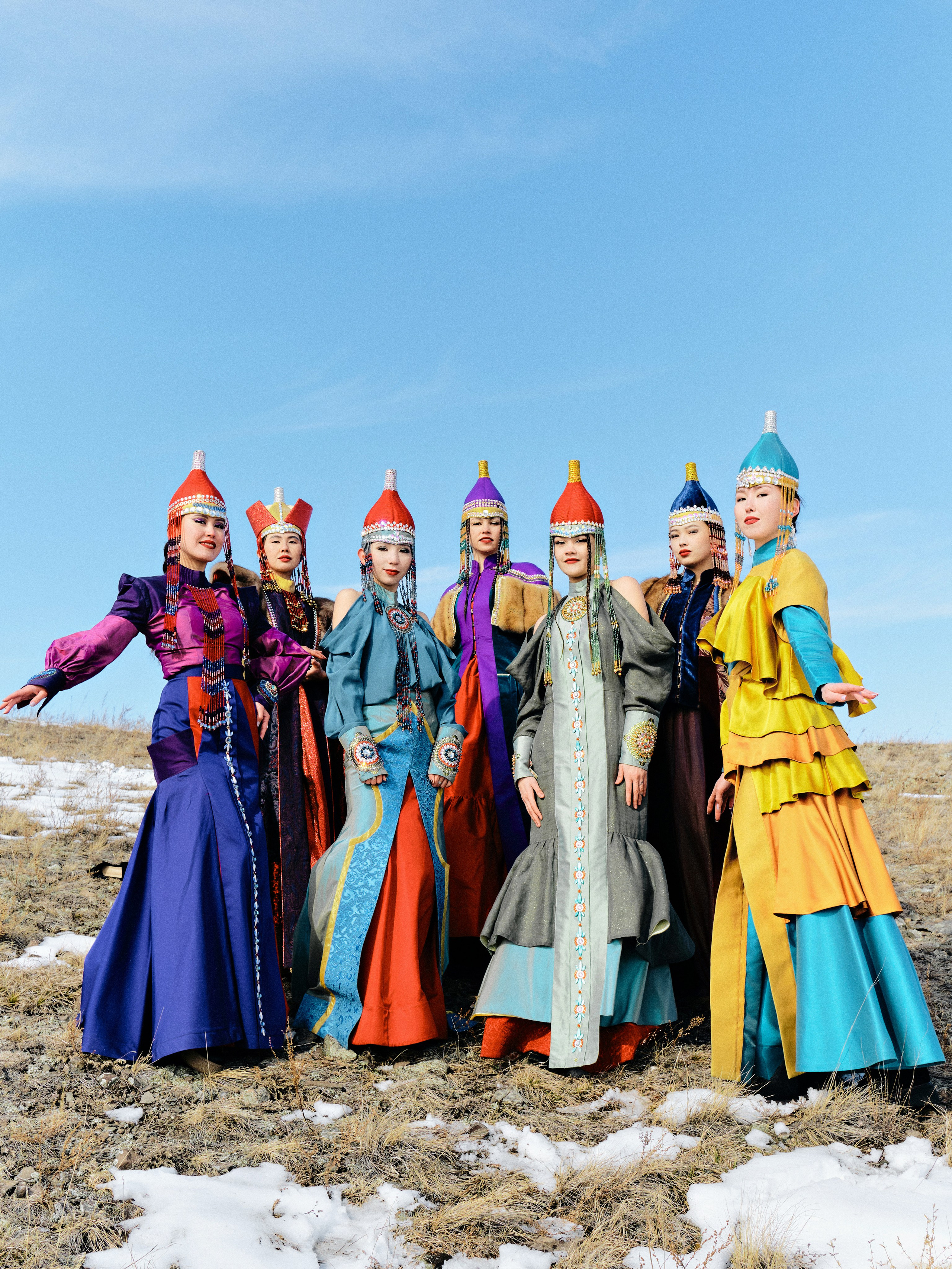 Эта древняя легенда передавалась у нас из поколения в поколение. В ней рассказывается о семи сестрах-богатыршах. Шестеро из них были сильными, уверенными, одна — более скромная. Они были великими охотницами, но однажды гордыня взяла верх: они убивали больше зверя, чем могли унести, забыли приносить жертвы духу места. 