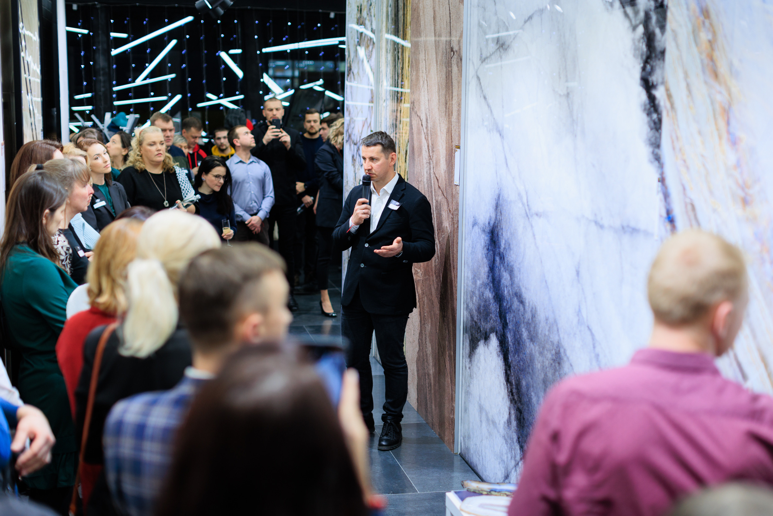 Съемка презентации Alumoart в салоне Керамир Premium для дизайнеров. Контент для бизнеса в Екатеринбурге Полдень Медиа