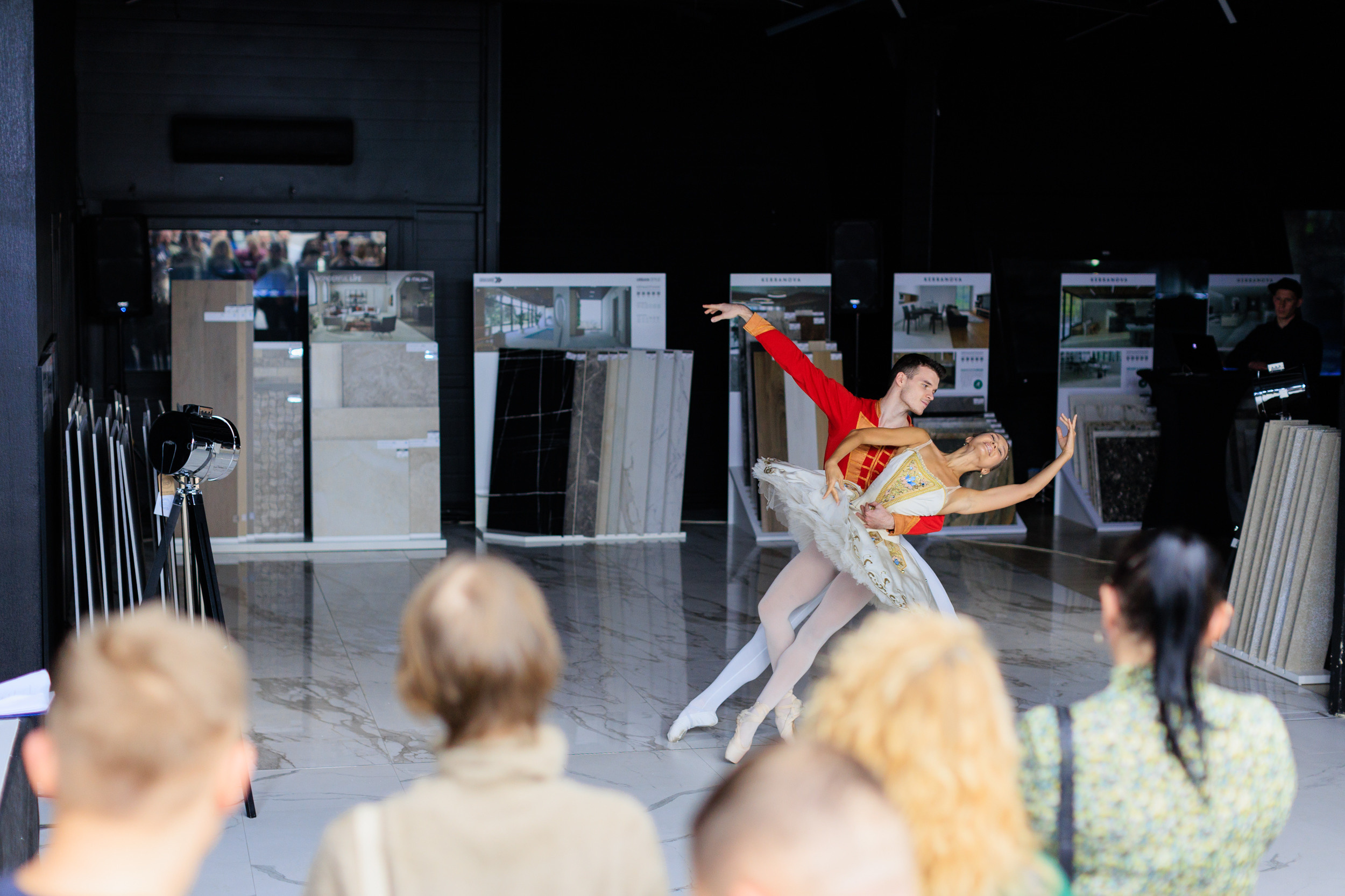 Съемка презентации Alumoart в салоне Керамир Premium для дизайнеров. Контент для бизнеса в Екатеринбурге Полдень Медиа