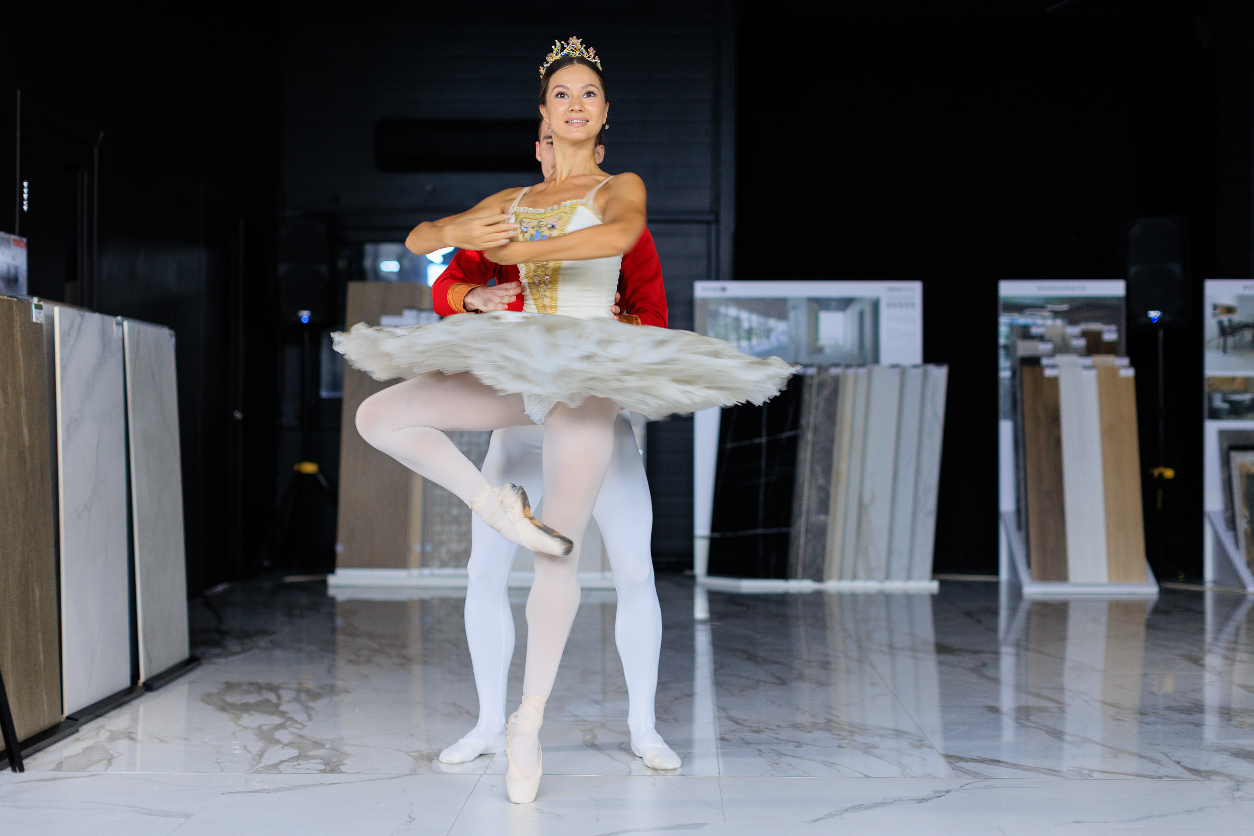 Съемка презентации Alumoart в салоне Керамир Premium для дизайнеров. Контент для бизнеса в Екатеринбурге Полдень Медиа