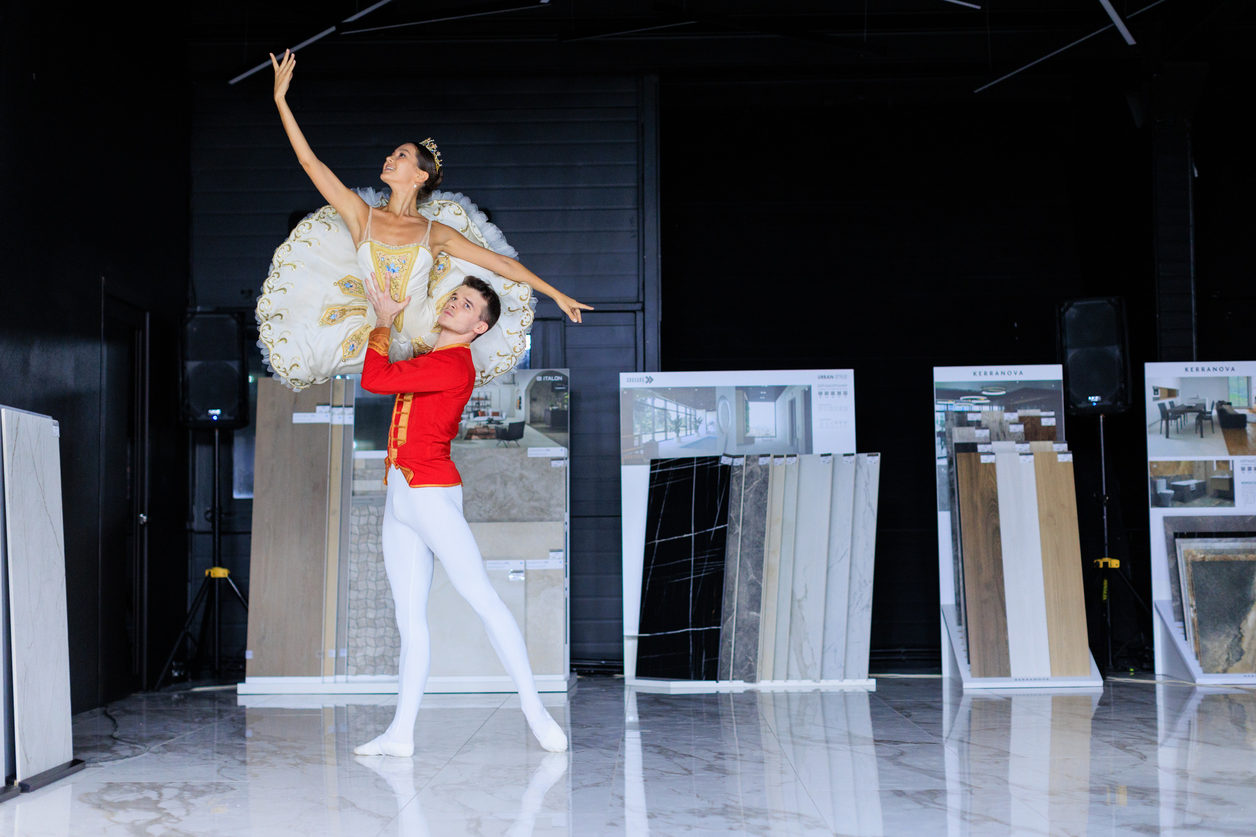 Съемка презентации Alumoart в салоне Керамир Premium для дизайнеров. Контент для бизнеса в Екатеринбурге Полдень Медиа