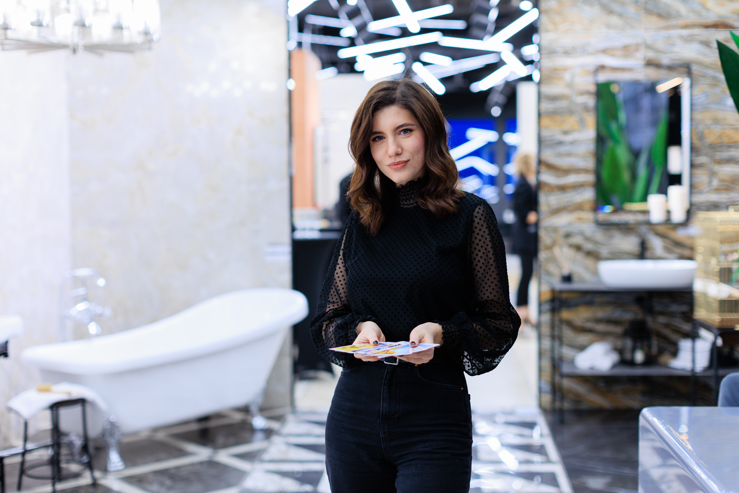 Съемка презентации Alumoart в салоне Керамир Premium для дизайнеров. Контент для бизнеса в Екатеринбурге Полдень Медиа