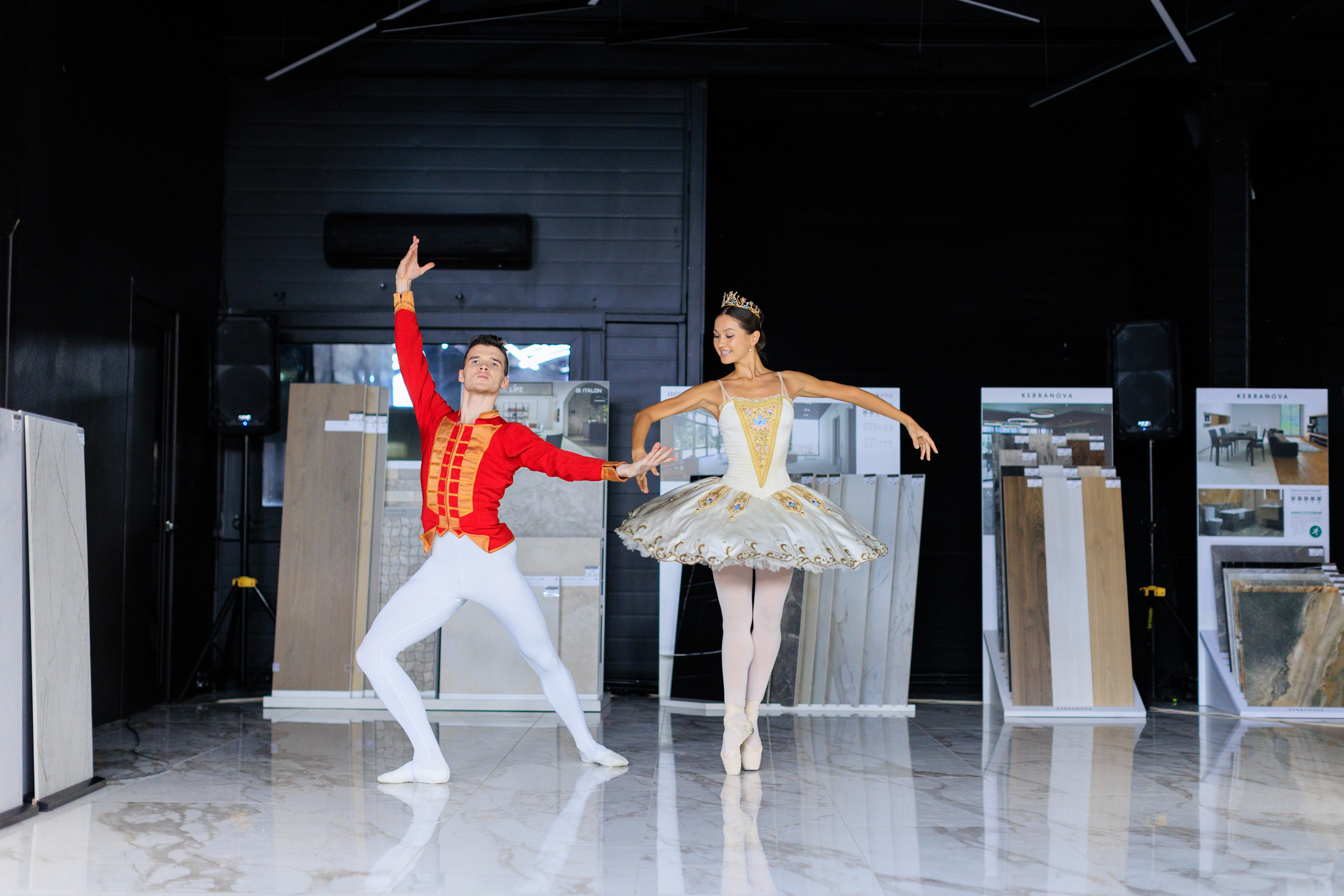 Съемка презентации Alumoart в салоне Керамир Premium для дизайнеров. Контент для бизнеса в Екатеринбурге Полдень Медиа