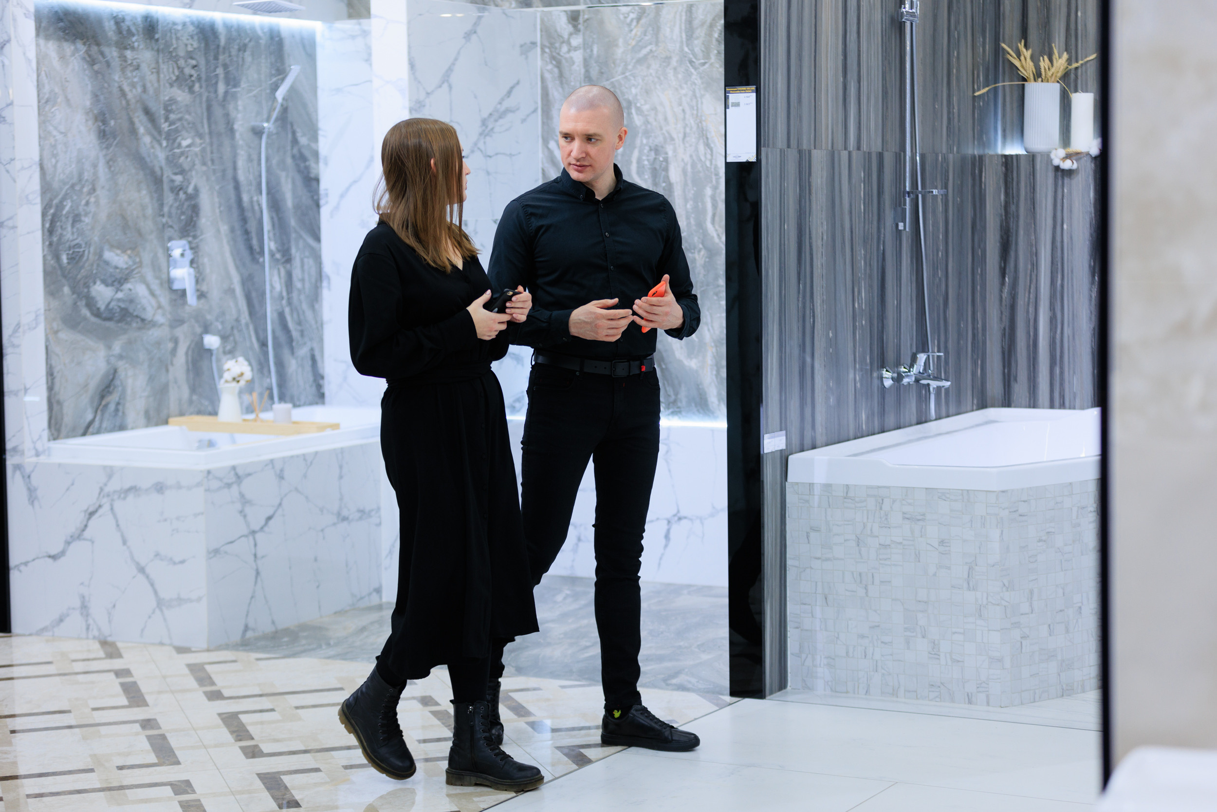 Съемка презентации Alumoart в салоне Керамир Premium для дизайнеров. Контент для бизнеса в Екатеринбурге Полдень Медиа