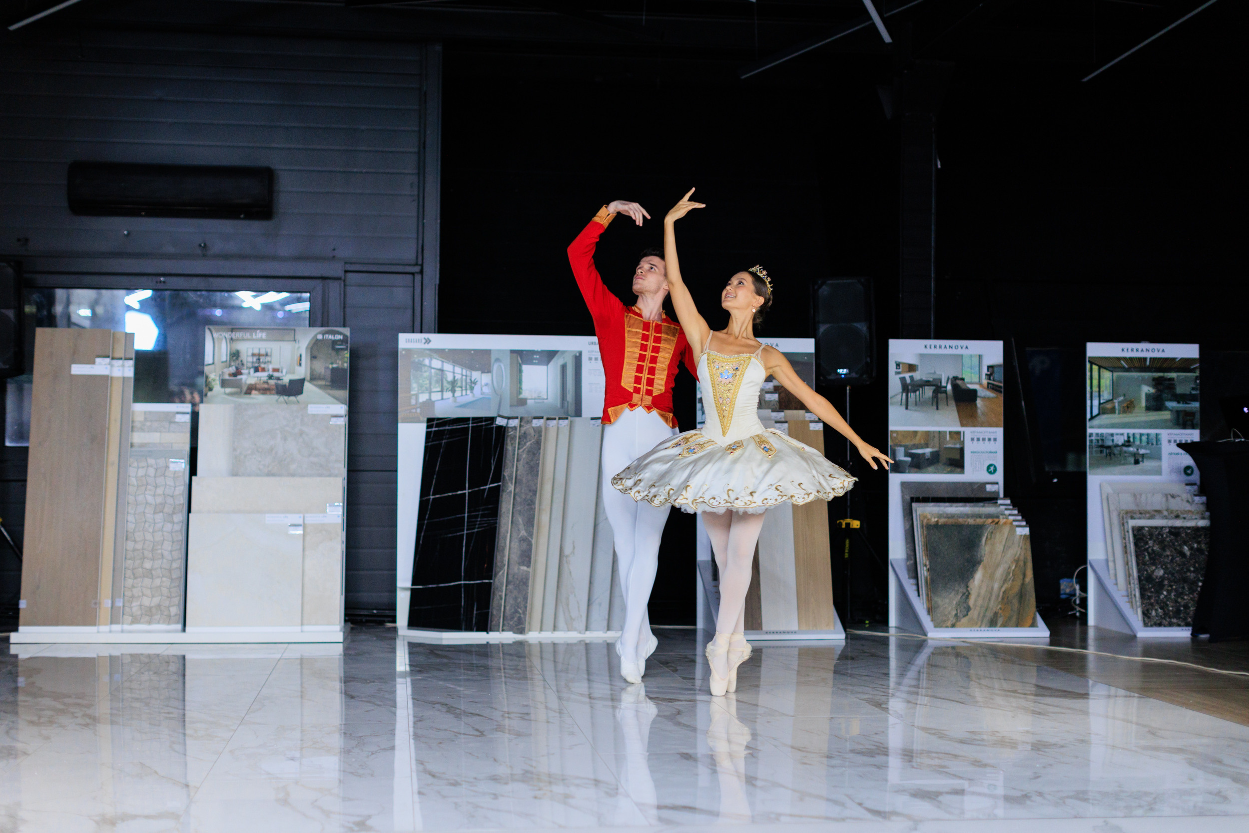 Съемка презентации Alumoart в салоне Керамир Premium для дизайнеров. Контент для бизнеса в Екатеринбурге Полдень Медиа