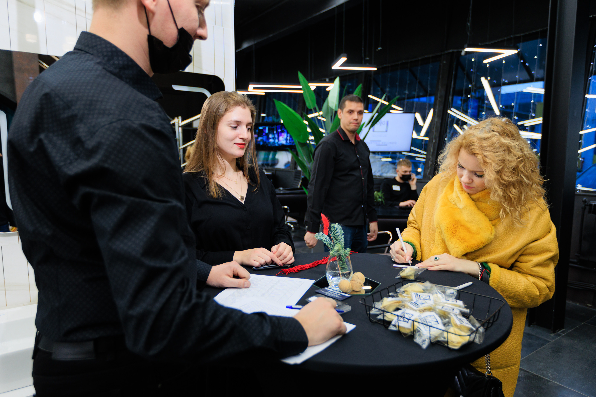 Съемка презентации Alumoart в салоне Керамир Premium для дизайнеров. Контент для бизнеса в Екатеринбурге Полдень Медиа