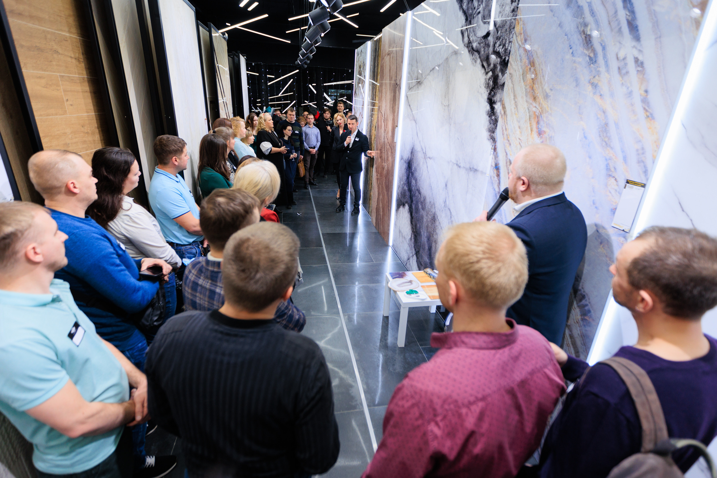 Съемка презентации Alumoart в салоне Керамир Premium для дизайнеров. Контент для бизнеса в Екатеринбурге Полдень Медиа