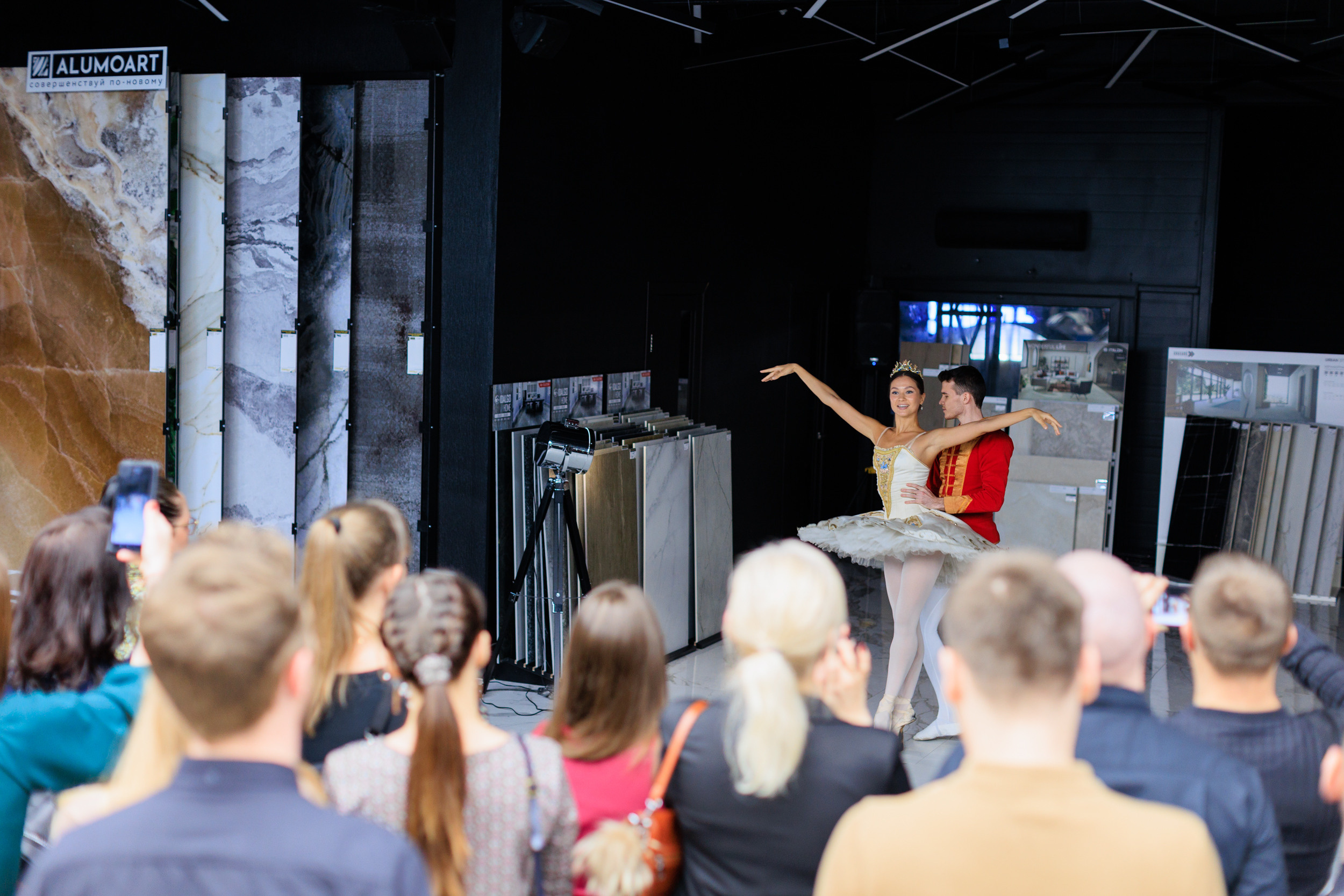 Съемка презентации Alumoart в салоне Керамир Premium для дизайнеров. Контент для бизнеса в Екатеринбурге Полдень Медиа