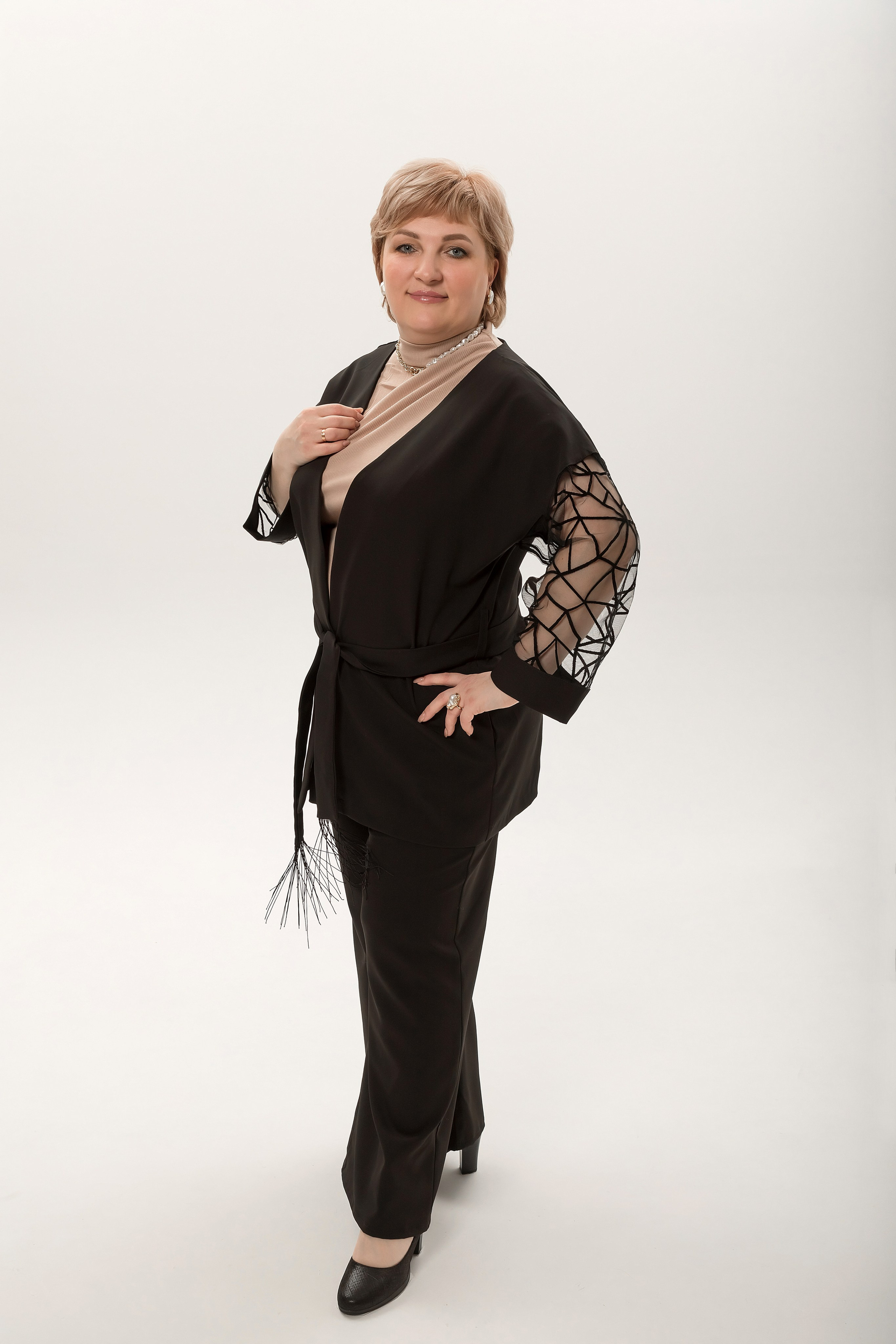 Фотограф Самара Татьяна Гузева - женский портрет в студии на белом фоне в брючном костюме