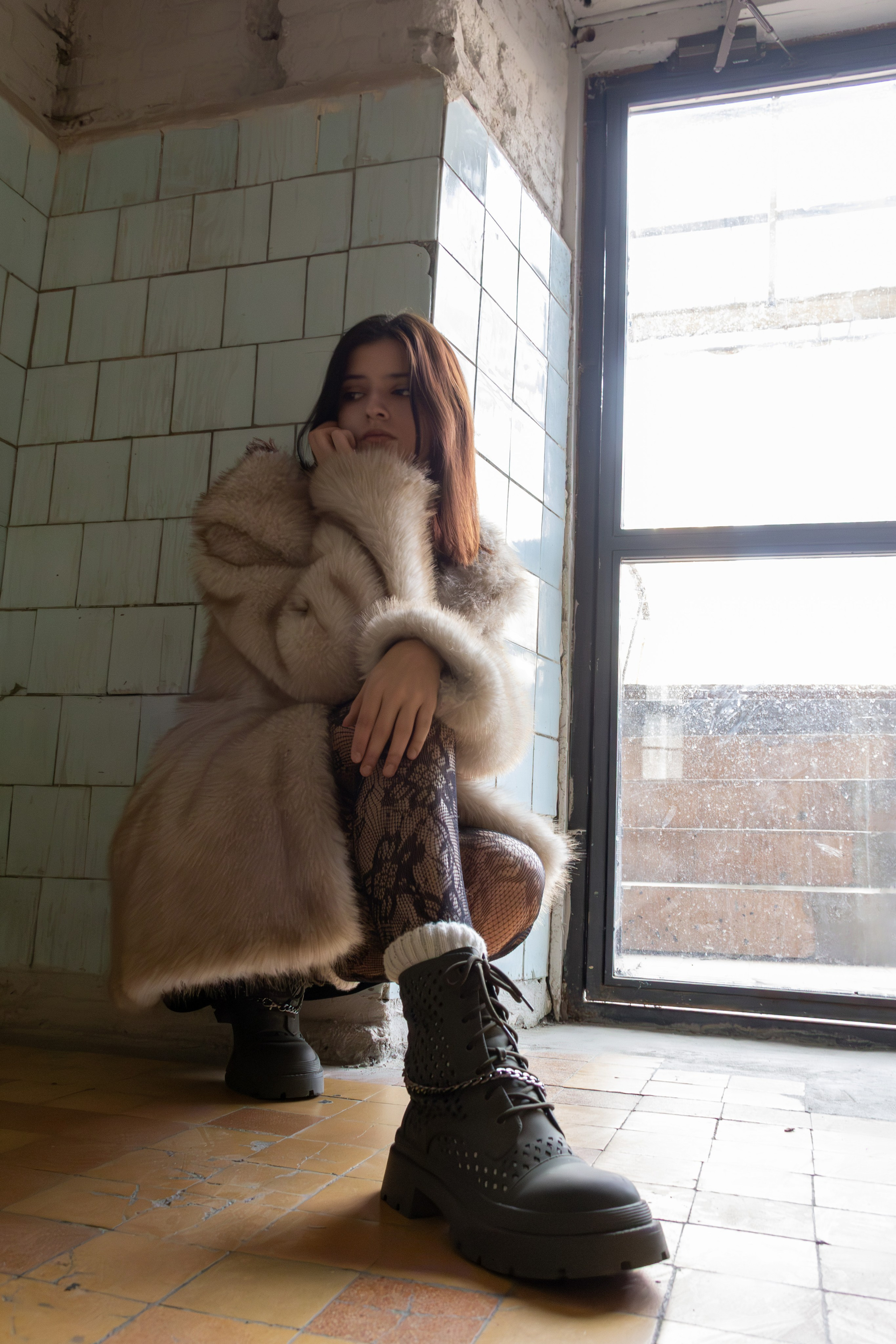 Девушка на лестнице. Главная