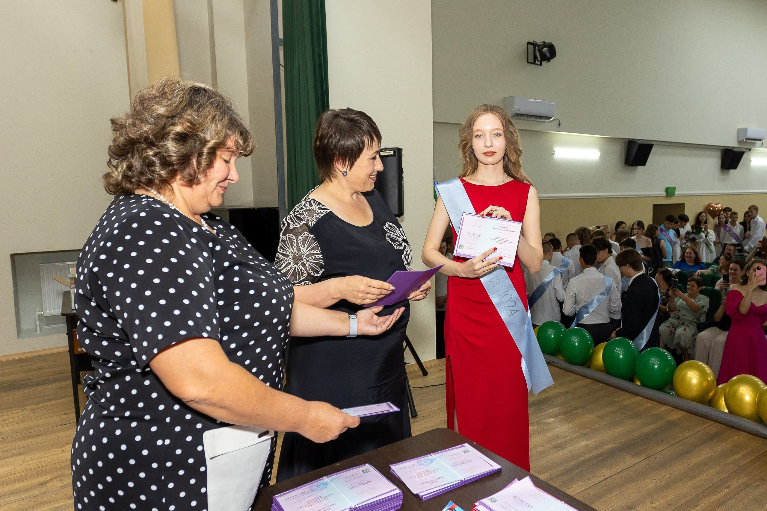 Вручение аттестата и выпускной вечер. Выпускные альбомы Майкоп, Краснодар Елена Золотарева