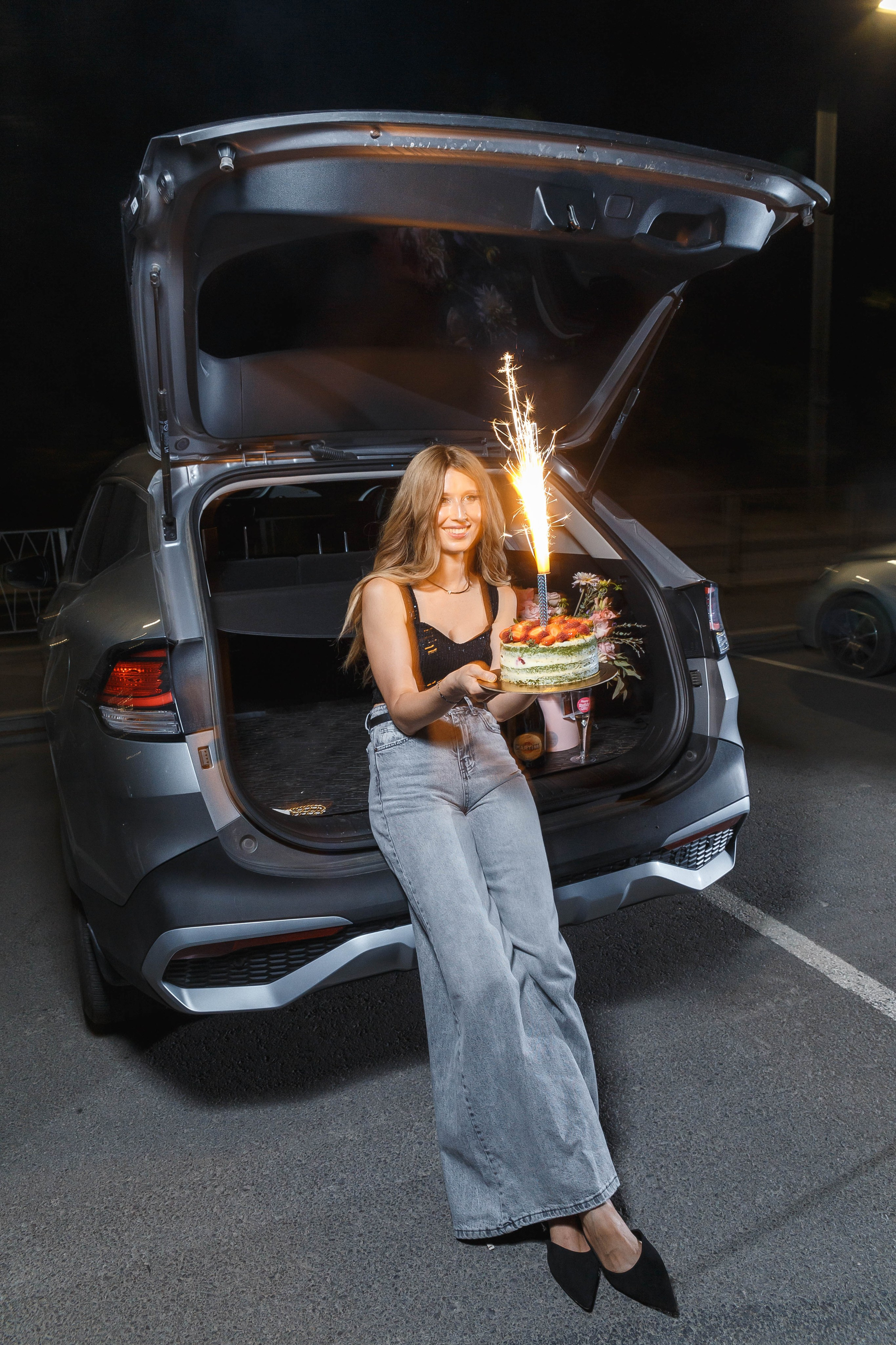 День рождения Оксаны: подруги, набережная, торт, шампанское. Событийный фотограф Максим Бескоровайновнов