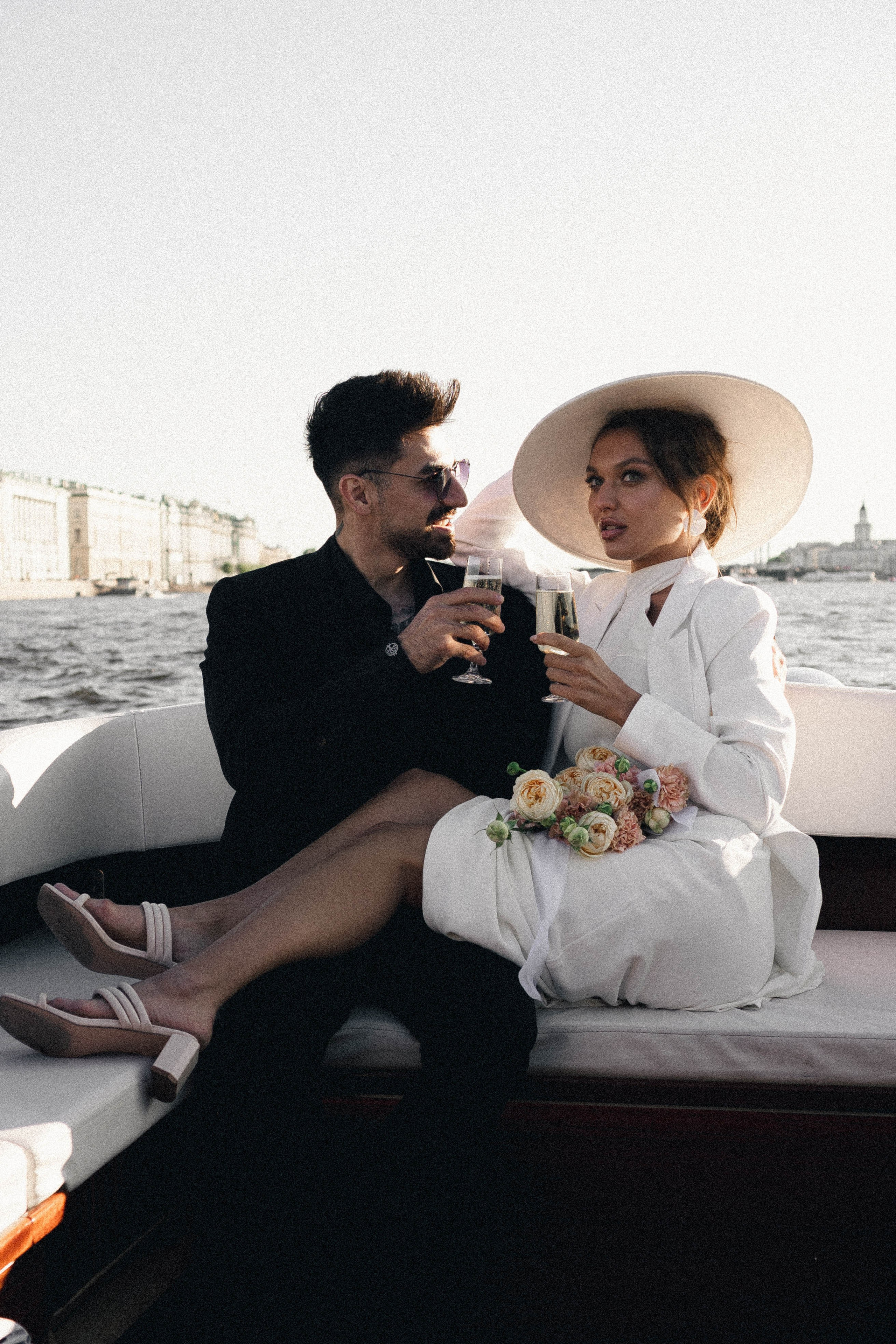 СВАДЕНБНАЯ СЬЕМКА НА КАТЕРЕ ПО КАНАЛАМ САНКТ-ПЕТЕРБУРГА И В АКВАТОРИИ НЕВЫ. Профессиональный фотограф, Санкт-Петербург — Виктория Богомолова