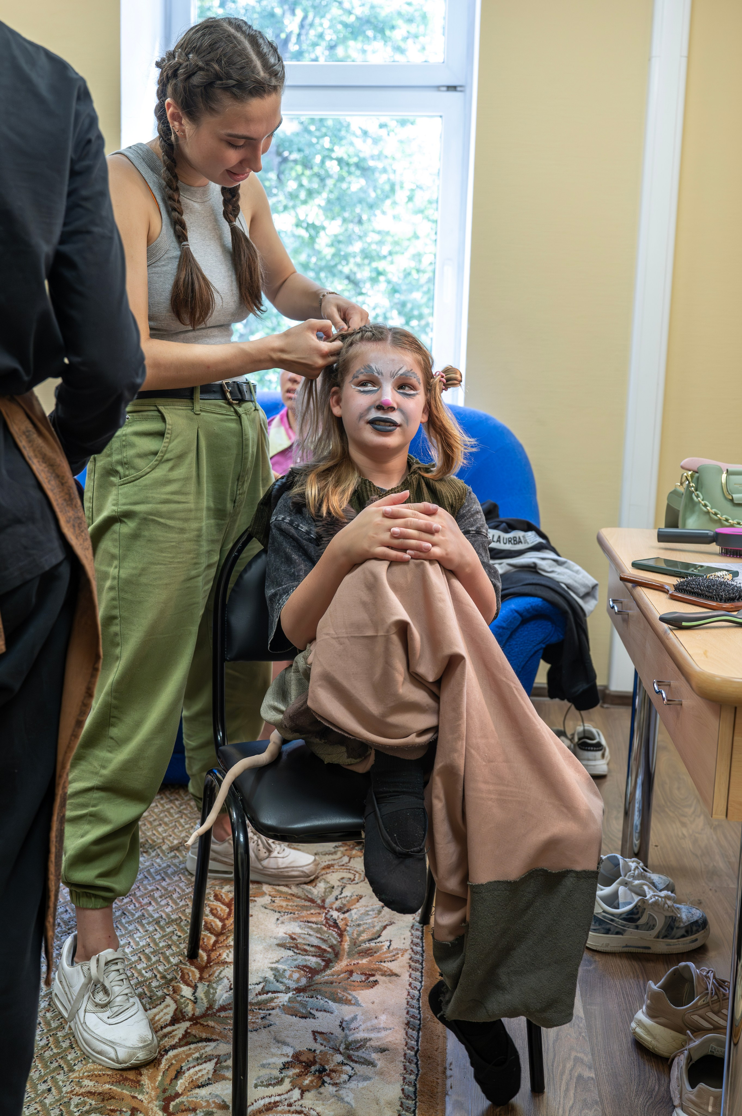 Подготовка к отчетному концерту в летнем детском лагере. Фотограф Анна Мельникова | Москва