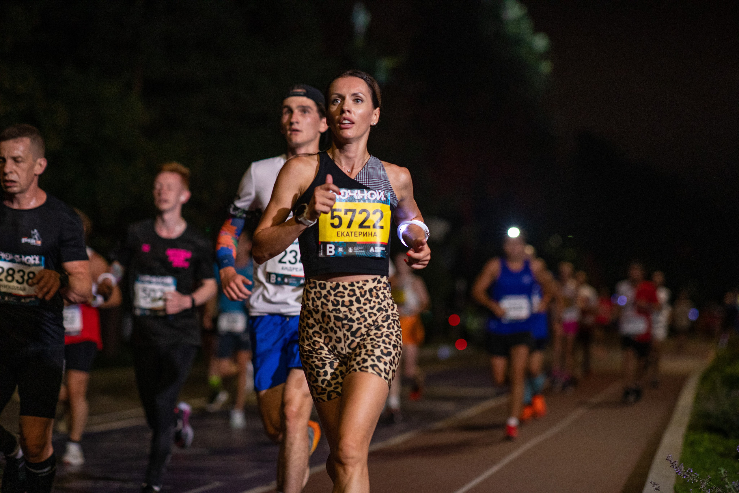 Ночной забег в ленте фотографий бегунов 03.08.24. Фотограф Сергей Ловкий