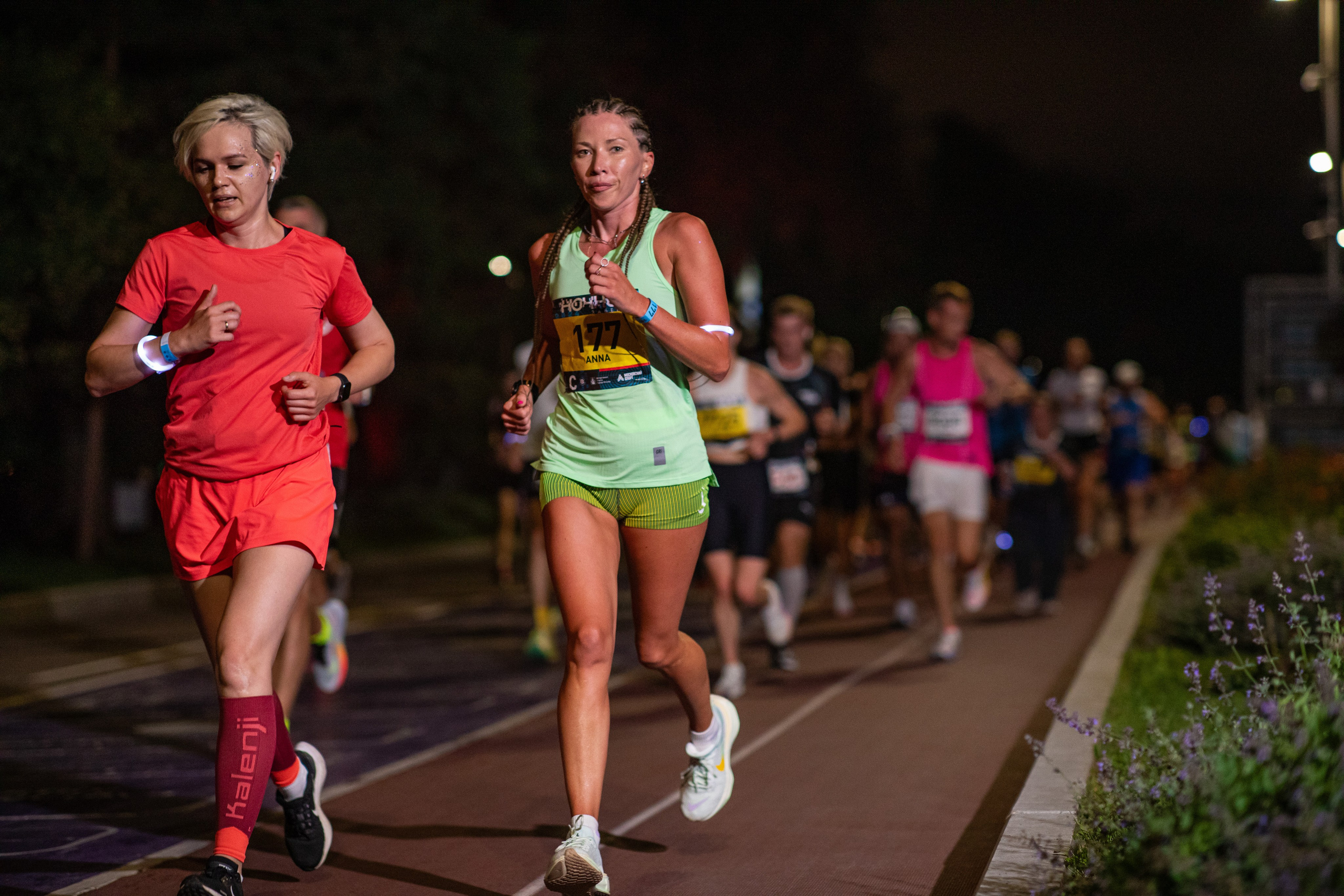 Ночной забег в ленте фотографий бегунов 03.08.24. Фотограф Сергей Ловкий