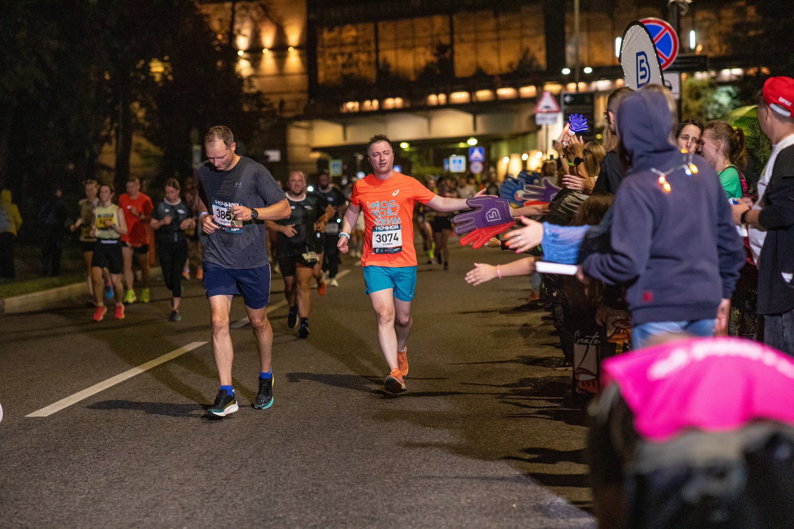 Ночной забег в ленте фотографий бегунов 03.08.24. Фотограф Сергей Ловкий